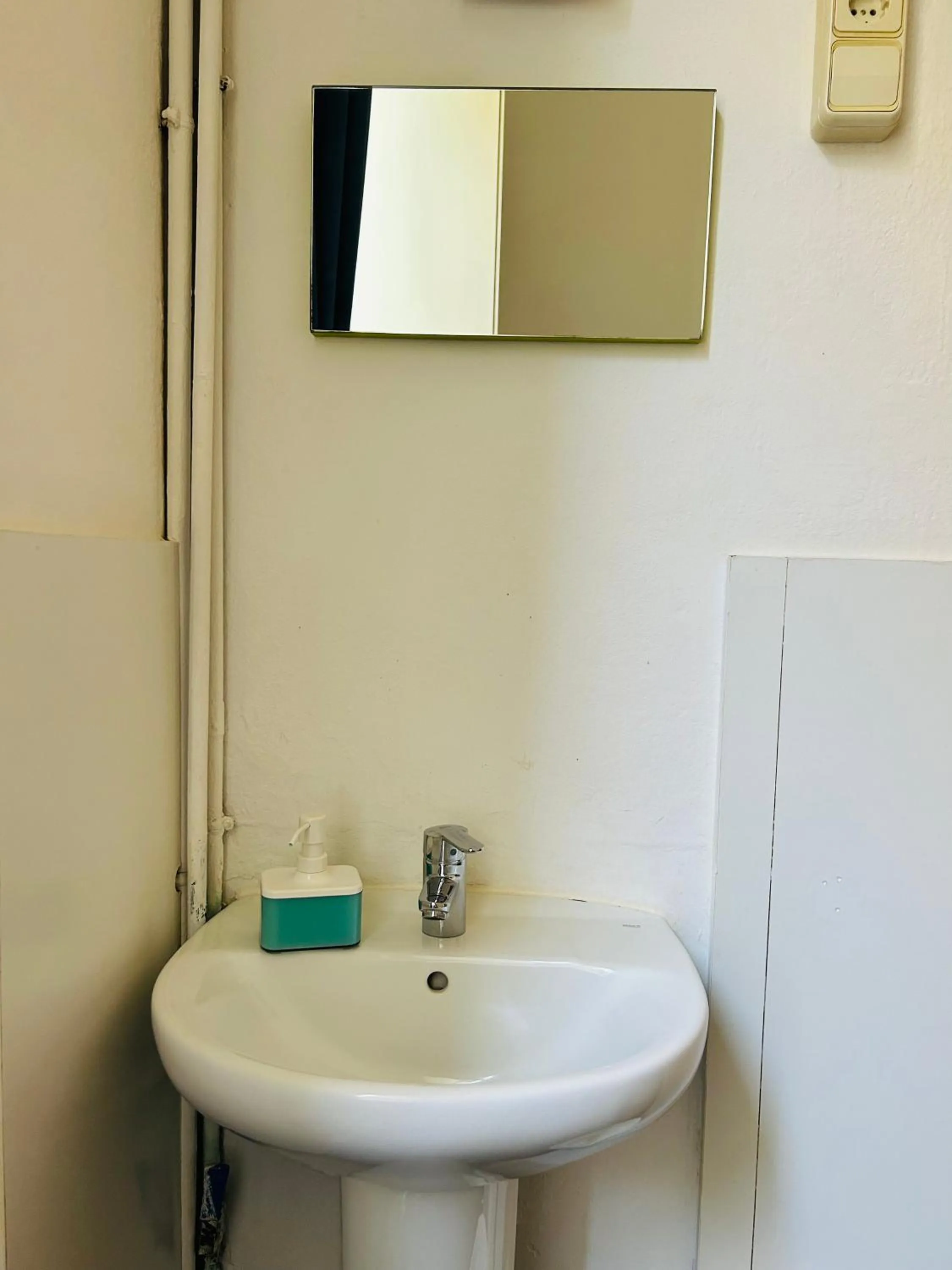 Central and Basic Universitat for YOUNG HOSTEL