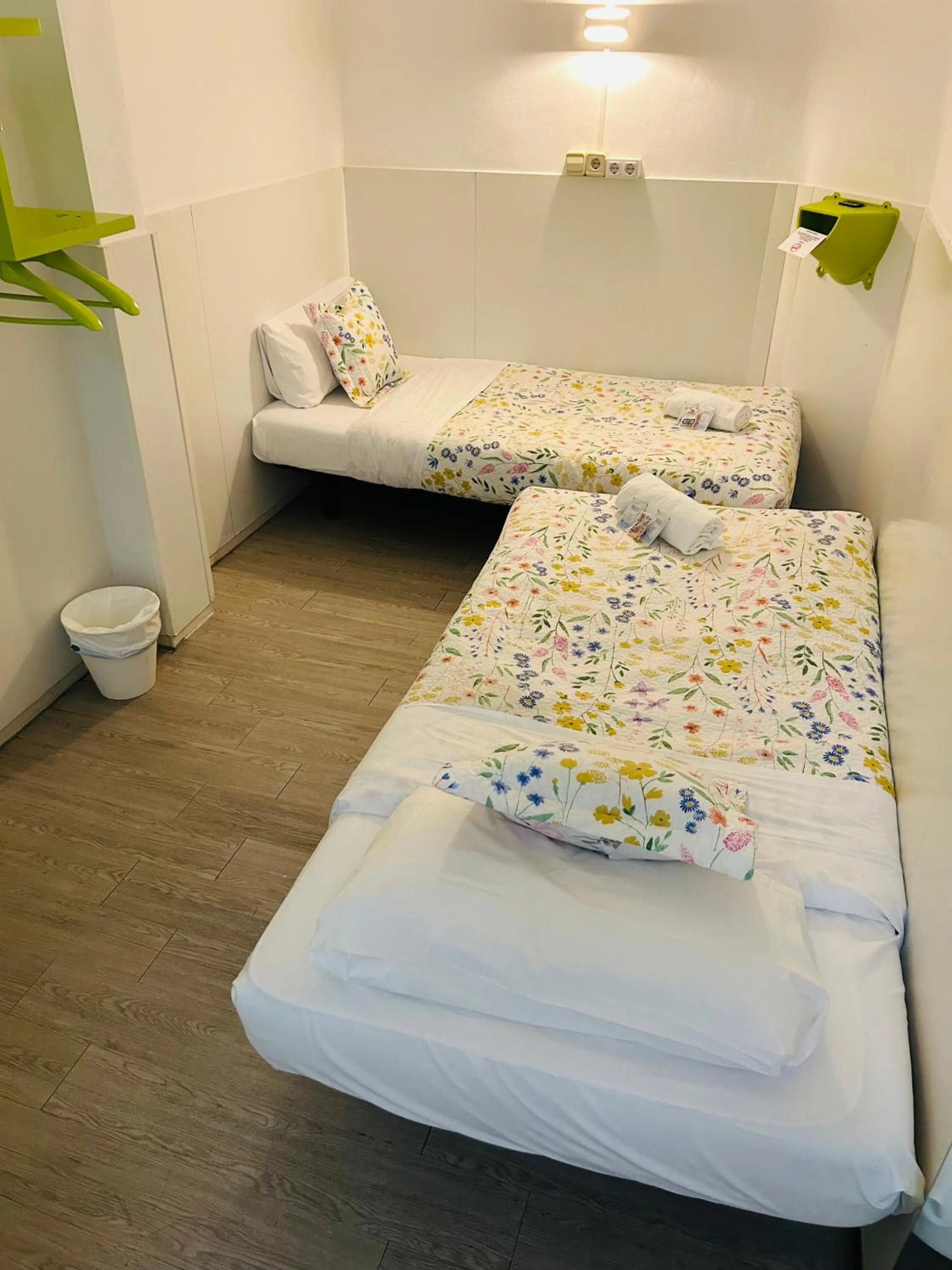 Bed in Central and Basic Universitat for YOUNG HOSTEL