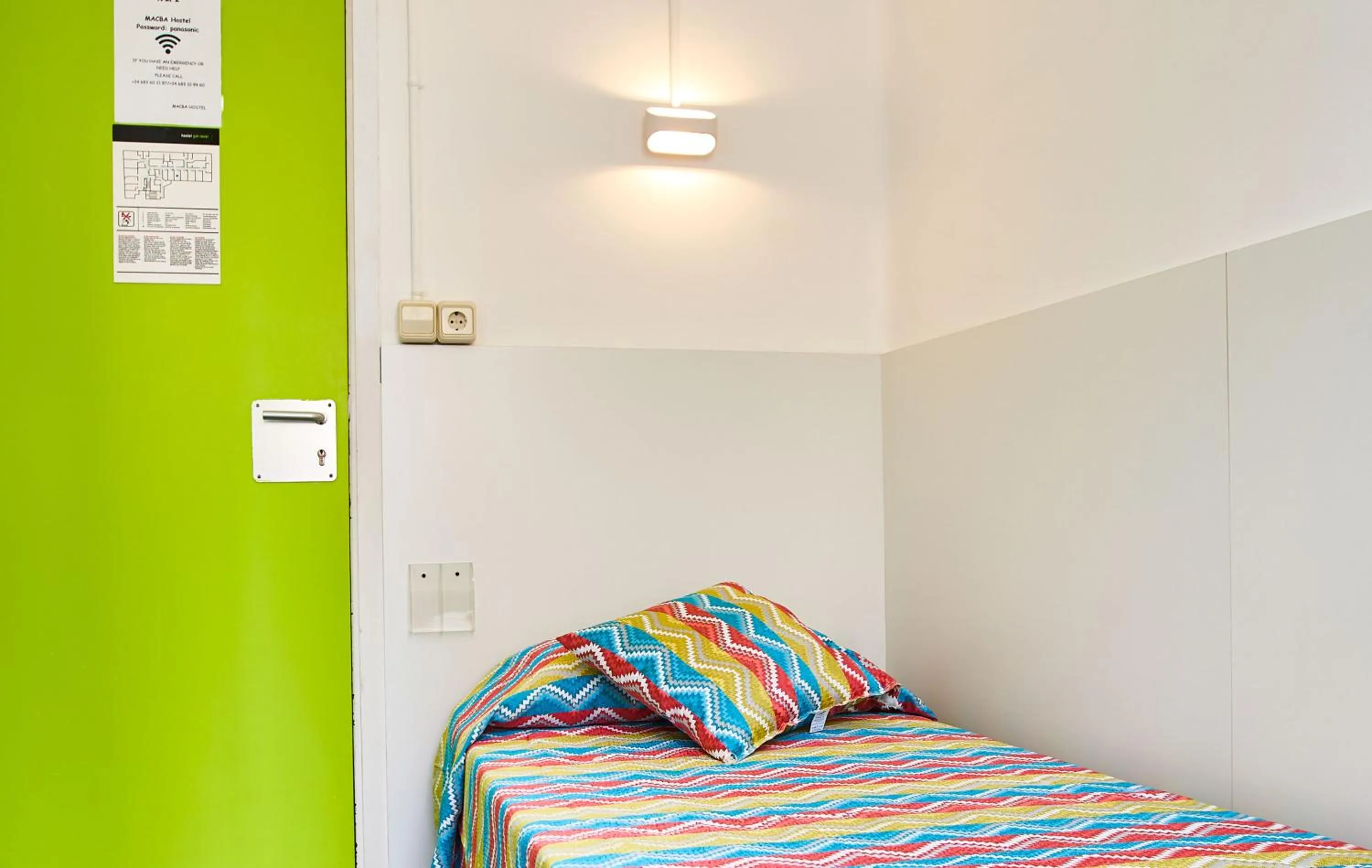 Bed in Central and Basic Universitat for YOUNG HOSTEL