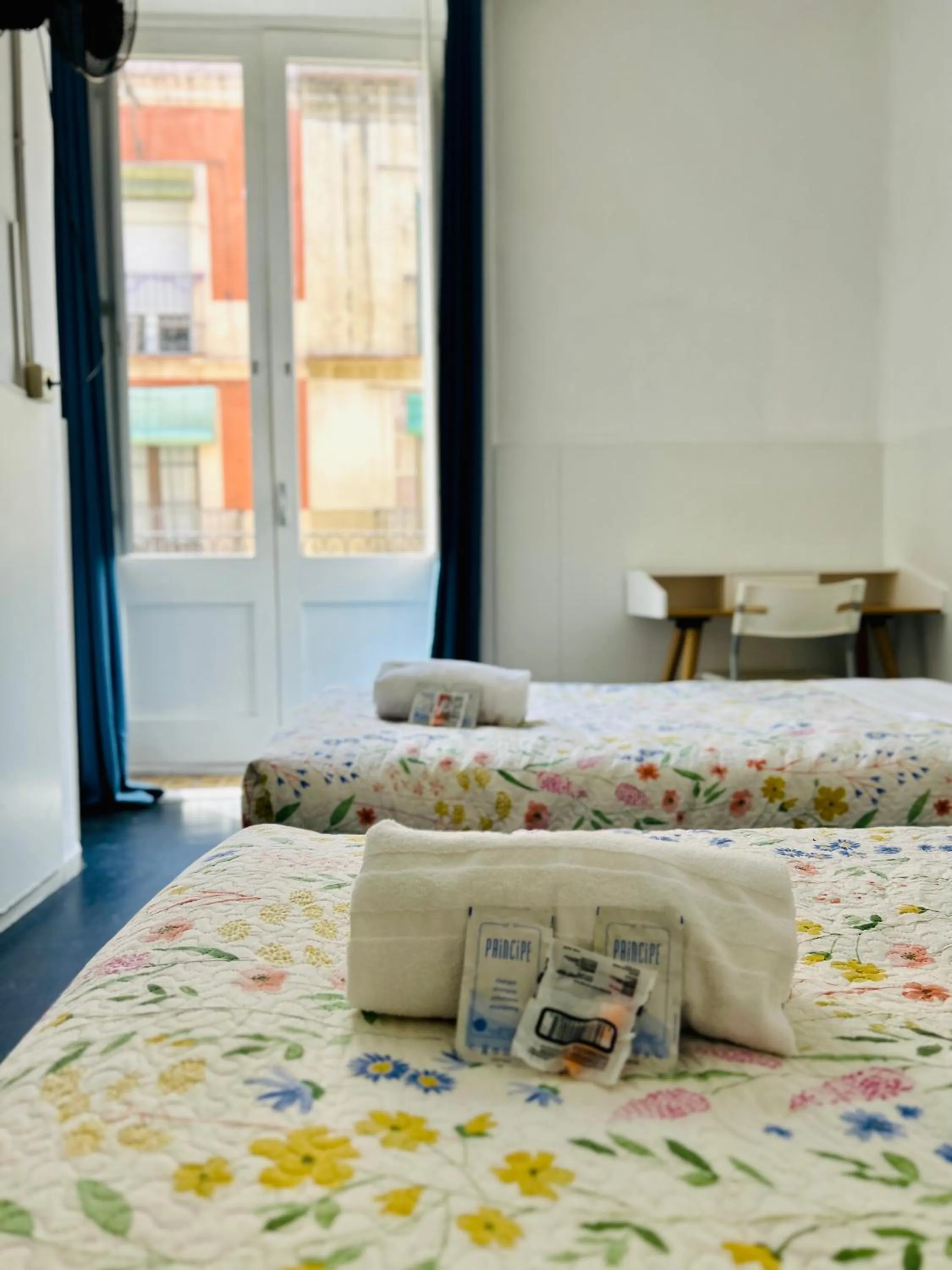 Bed in Central and Basic Universitat for YOUNG HOSTEL