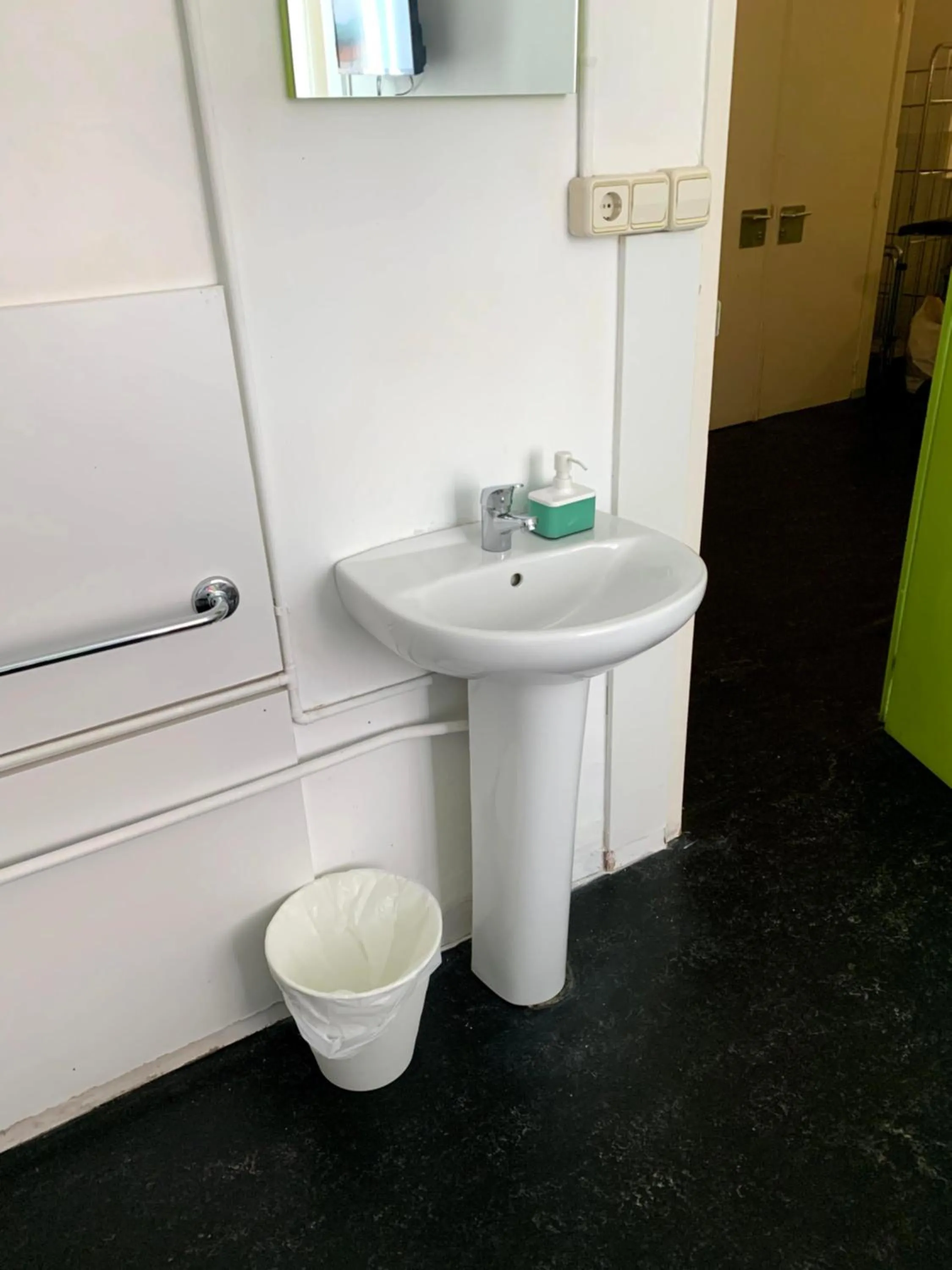 Central and Basic Universitat for YOUNG HOSTEL