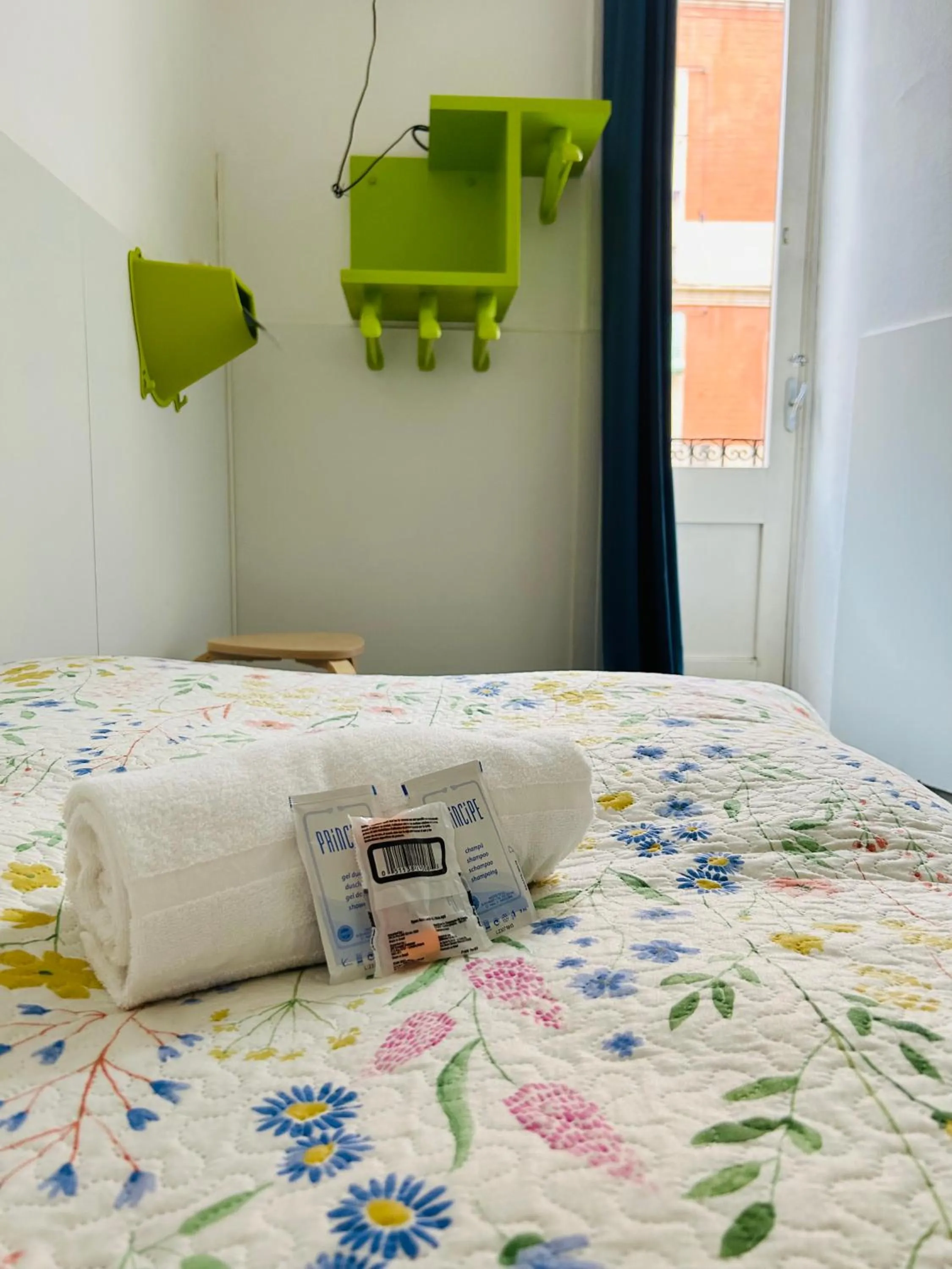 Bed in Central and Basic Universitat for YOUNG HOSTEL
