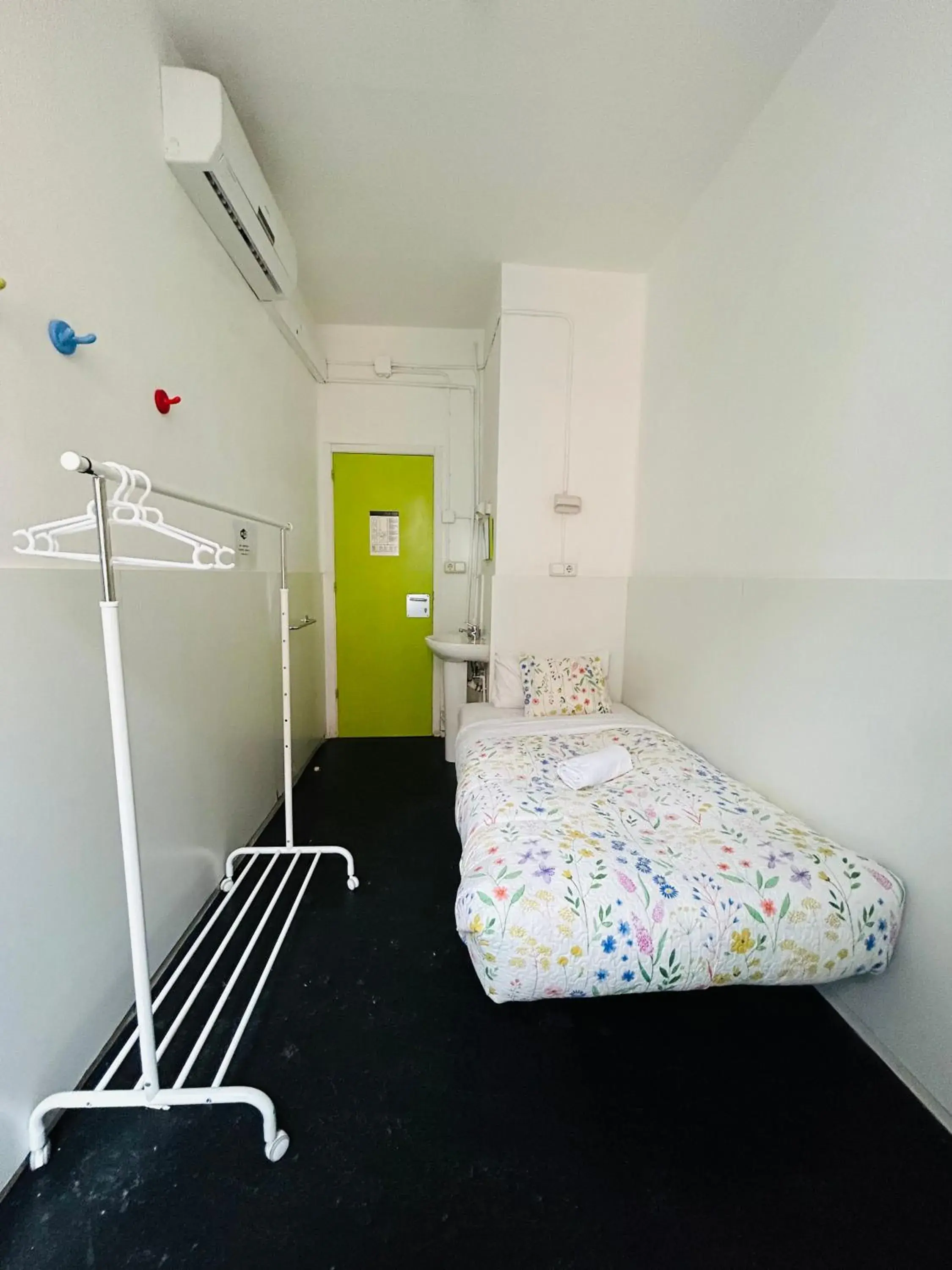 Single Room in Central and Basic Universitat for YOUNG HOSTEL Single Room in Central and Basic Universitat for YOUNG HOSTEL