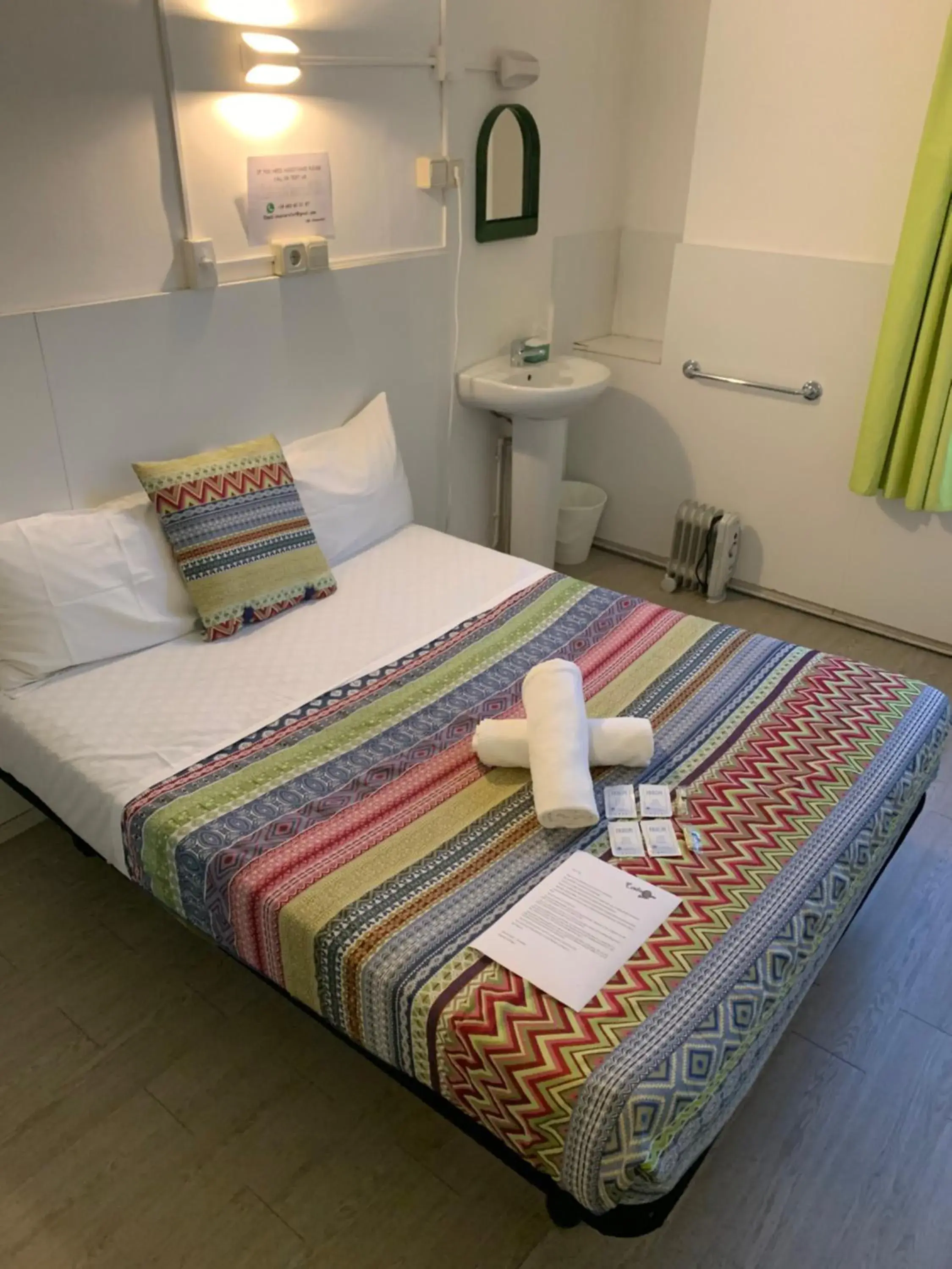 Double Room with Private Bathroom in Central and Basic Universitat for YOUNG HOSTEL Double Room with Private Bathroom in Central and Basic Universitat for YOUNG HOSTEL