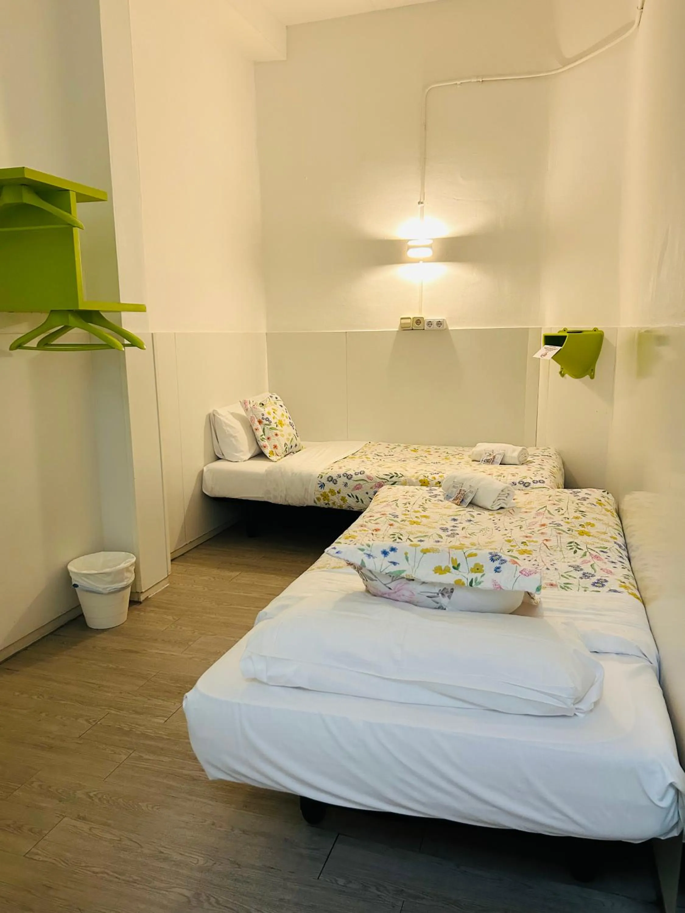 Bed in Central and Basic Universitat for YOUNG HOSTEL