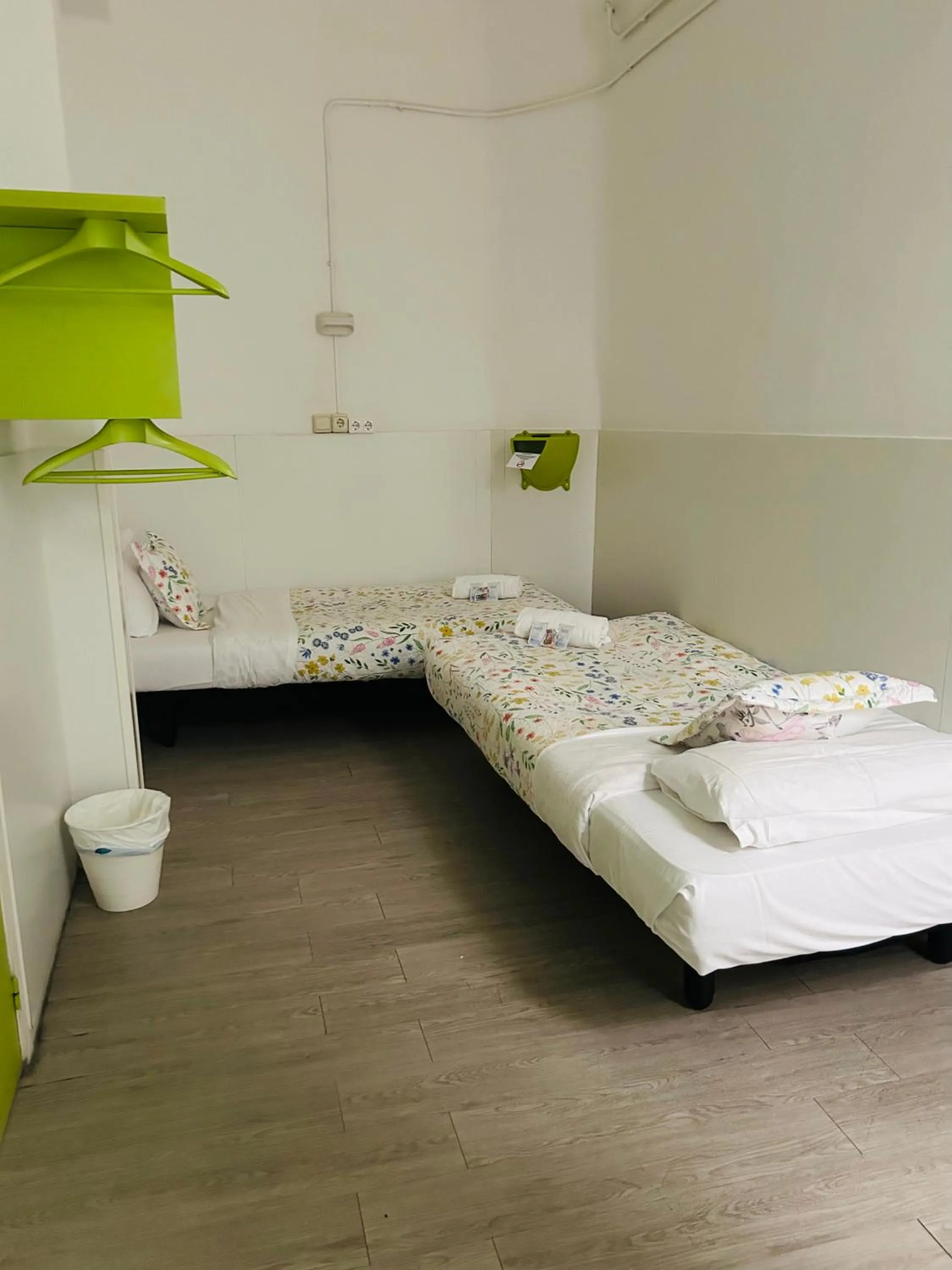 Bed in Central and Basic Universitat for YOUNG HOSTEL