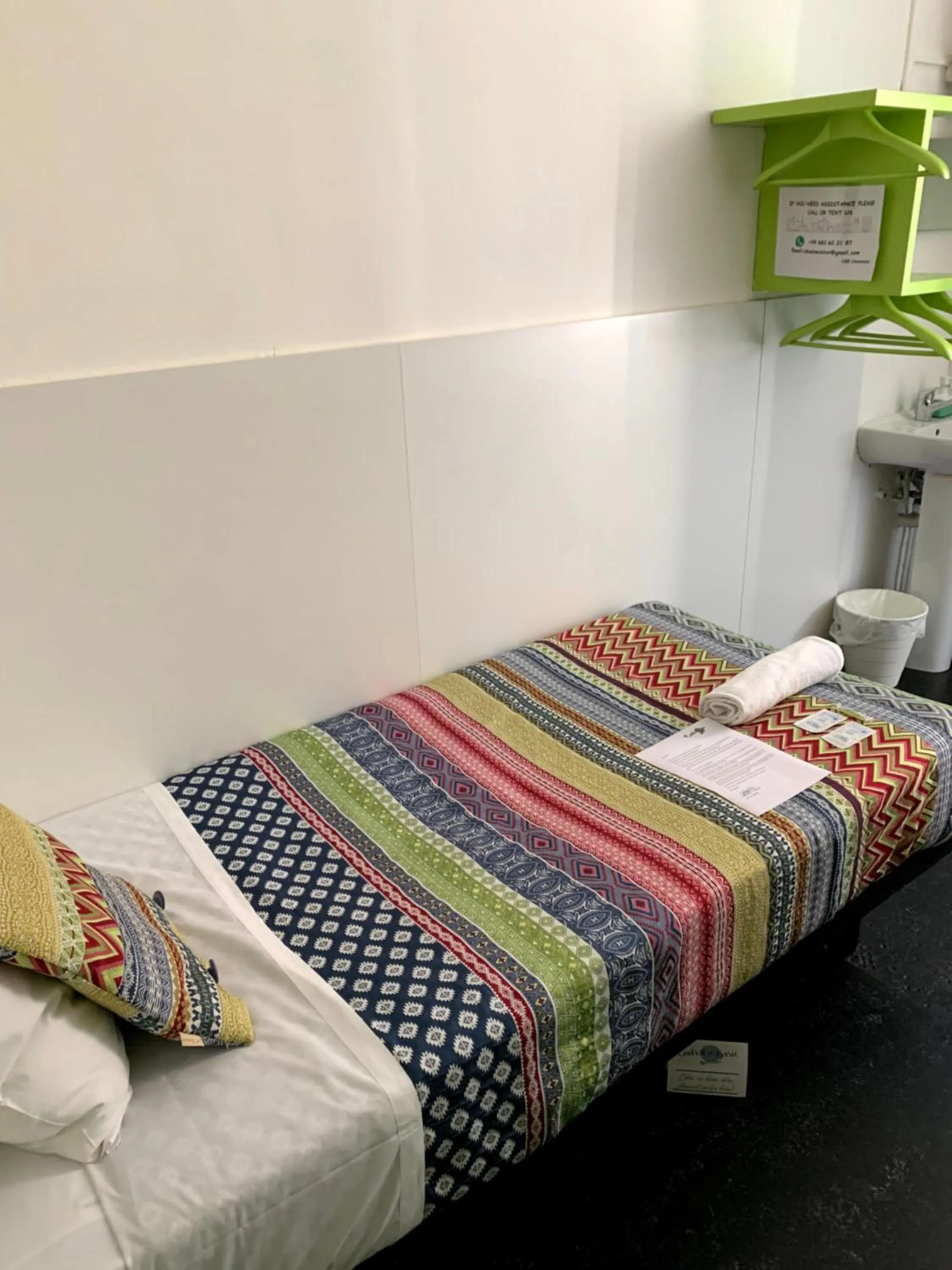 Bed in Central and Basic Universitat for YOUNG HOSTEL