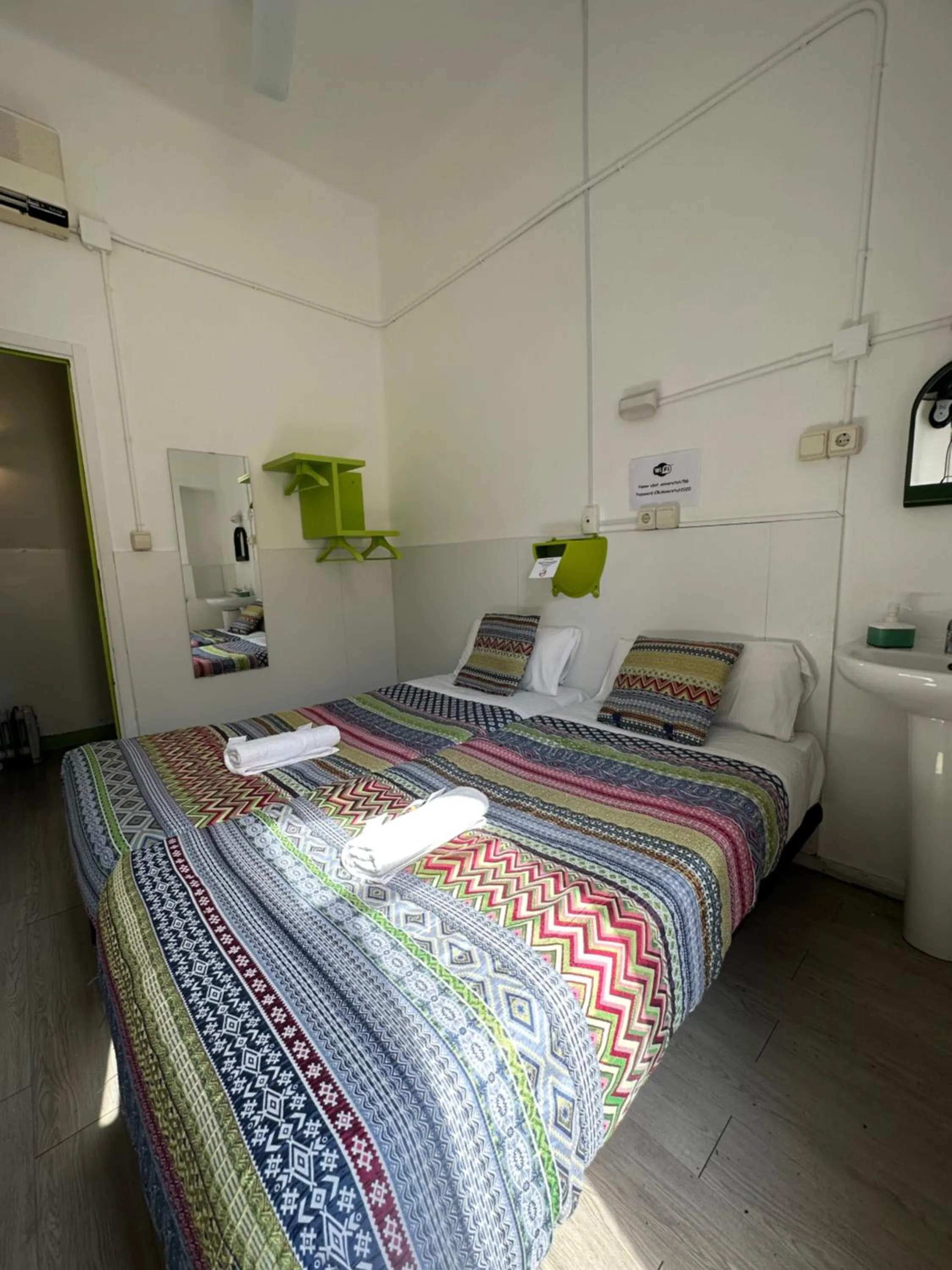 Bed in Central and Basic Universitat for YOUNG HOSTEL