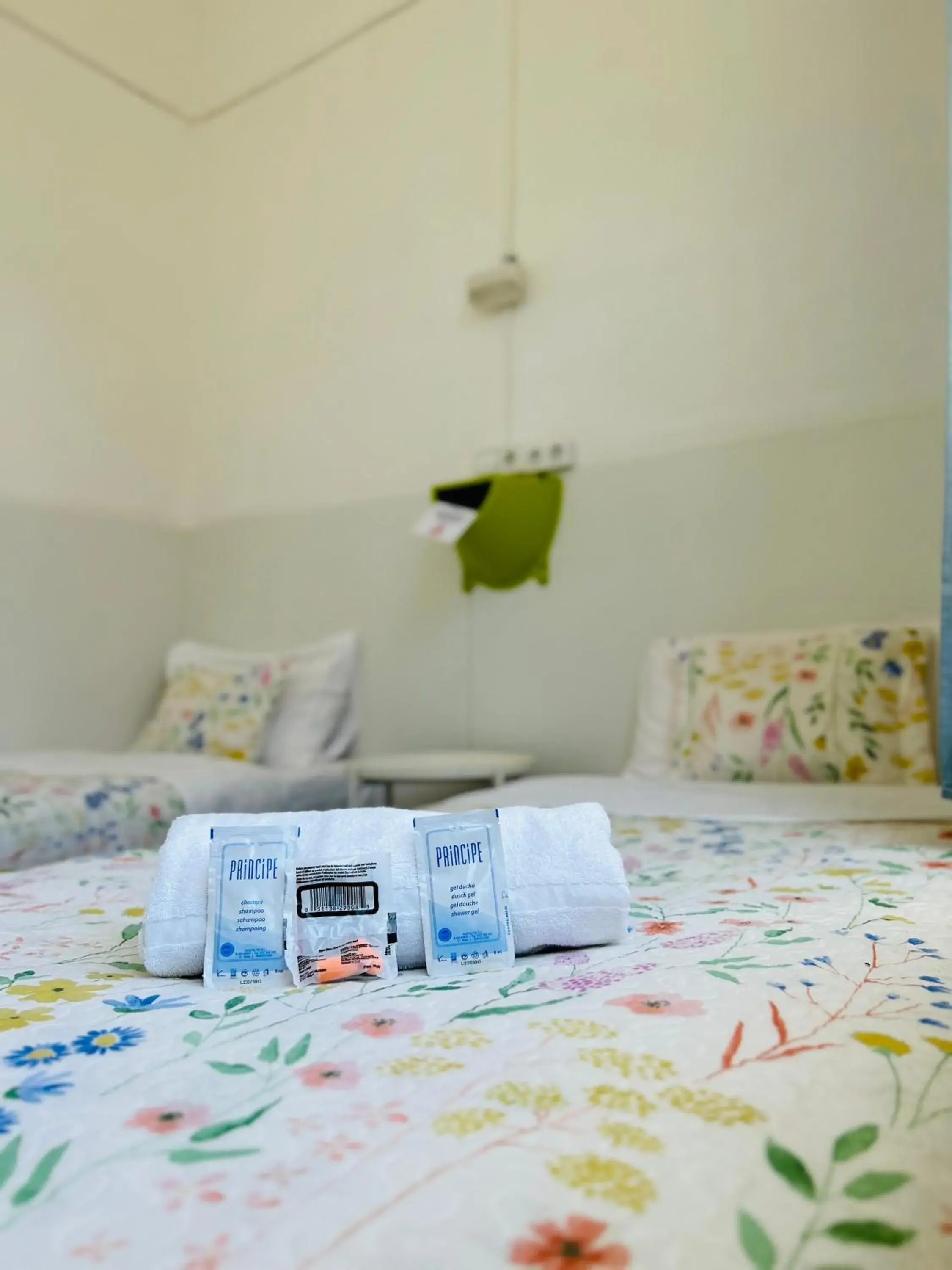 Twin Room with Shared Bathroom in Central and Basic Universitat for YOUNG HOSTEL Twin Room with Shared Bathroom in Central and Basic Universitat for YOUNG HOSTEL