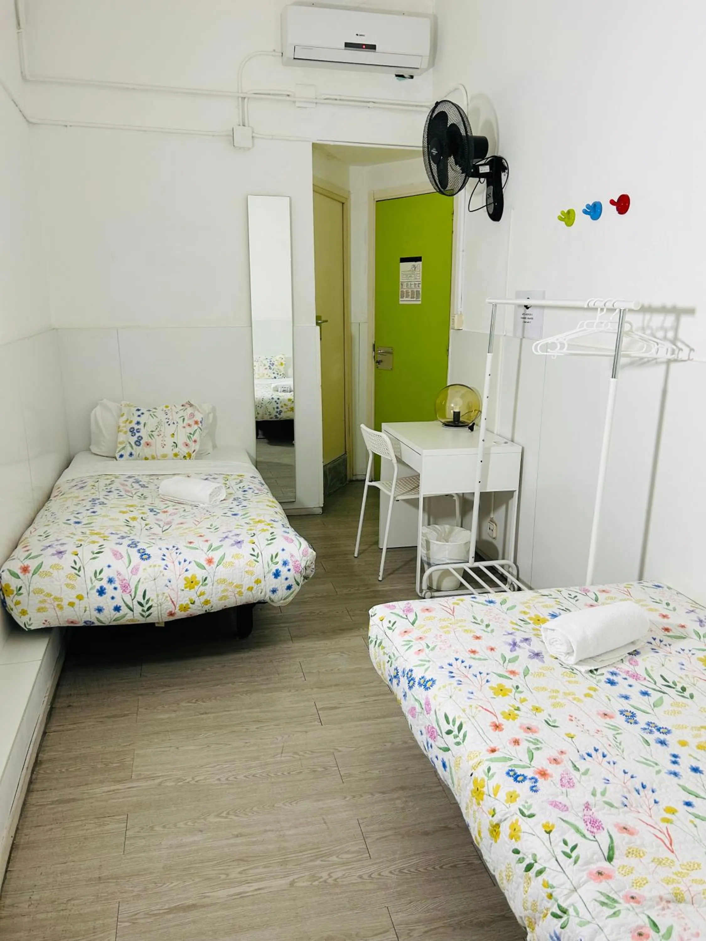 Bed in Central and Basic Universitat for YOUNG HOSTEL