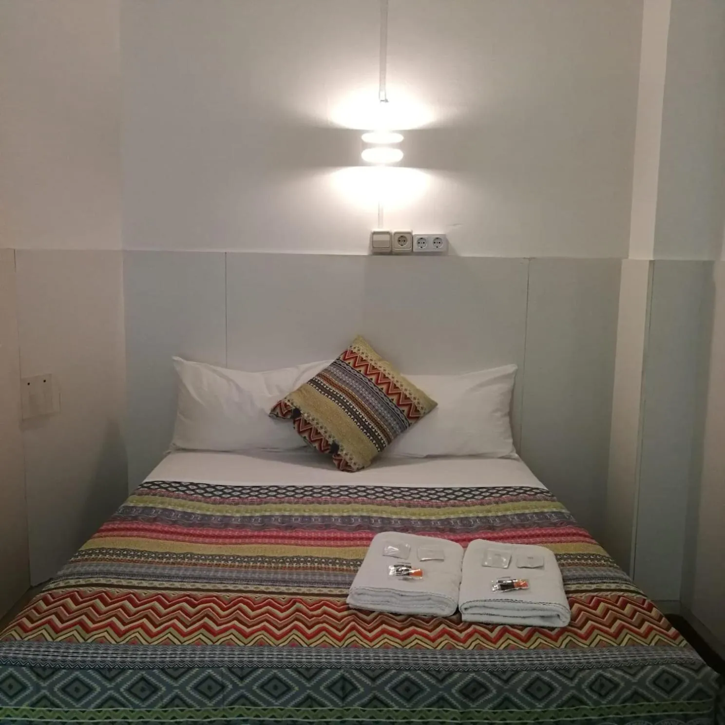 Bed in Central and Basic Universitat for YOUNG HOSTEL