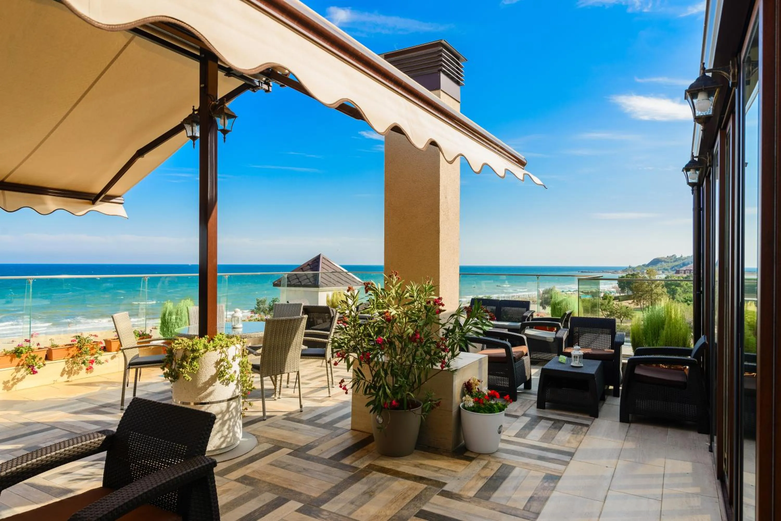 Lounge or bar in Sunny Castle Hotel - All Inclusive, Beach and Free parking