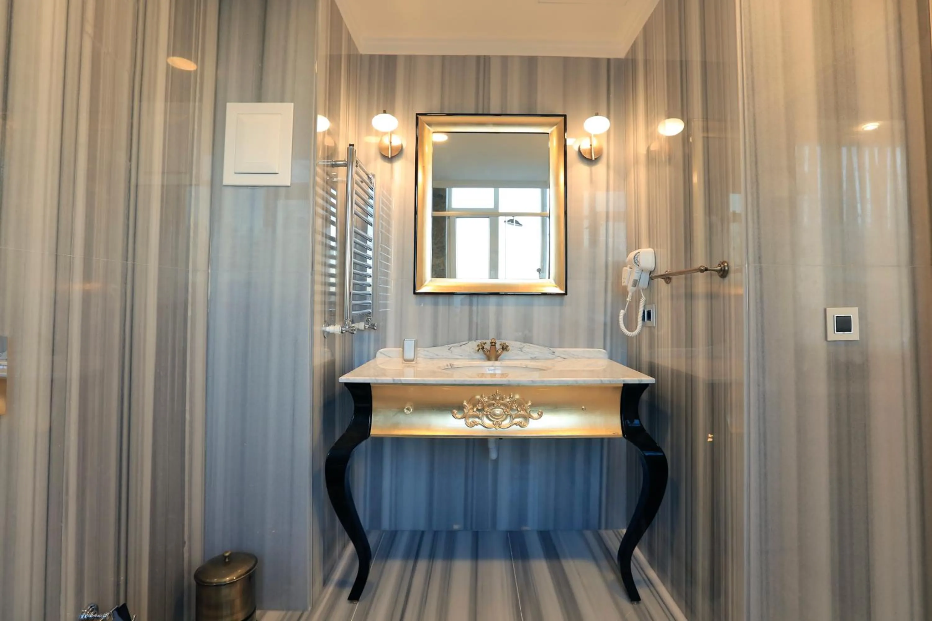 Bathroom in Art Nouveau Pera