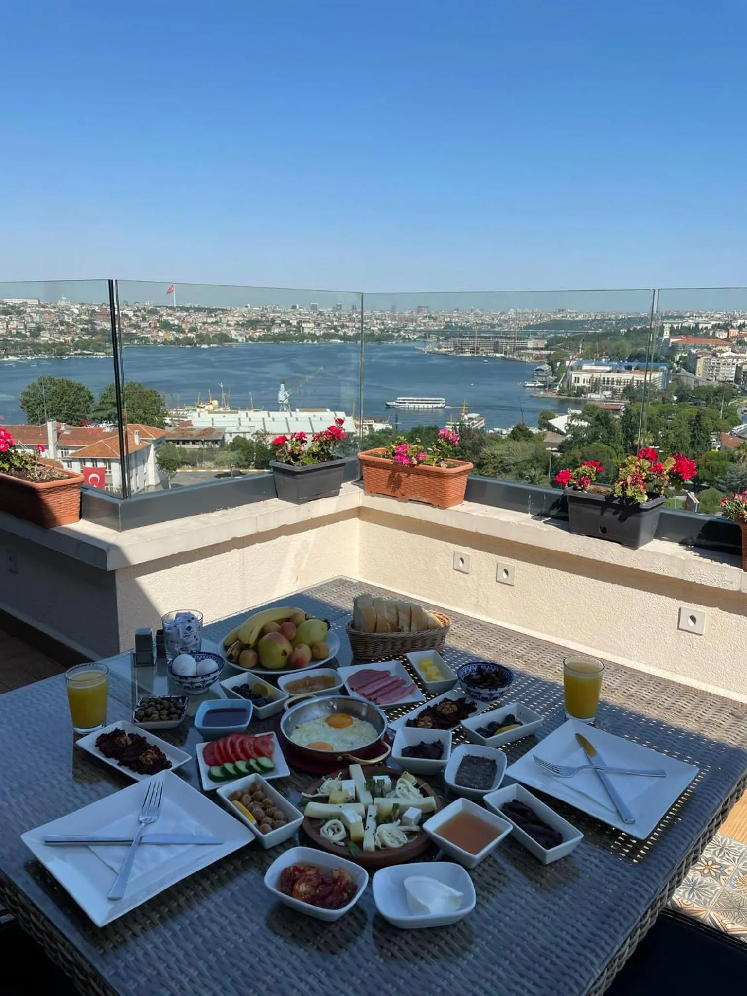 Breakfast in Art Nouveau Pera