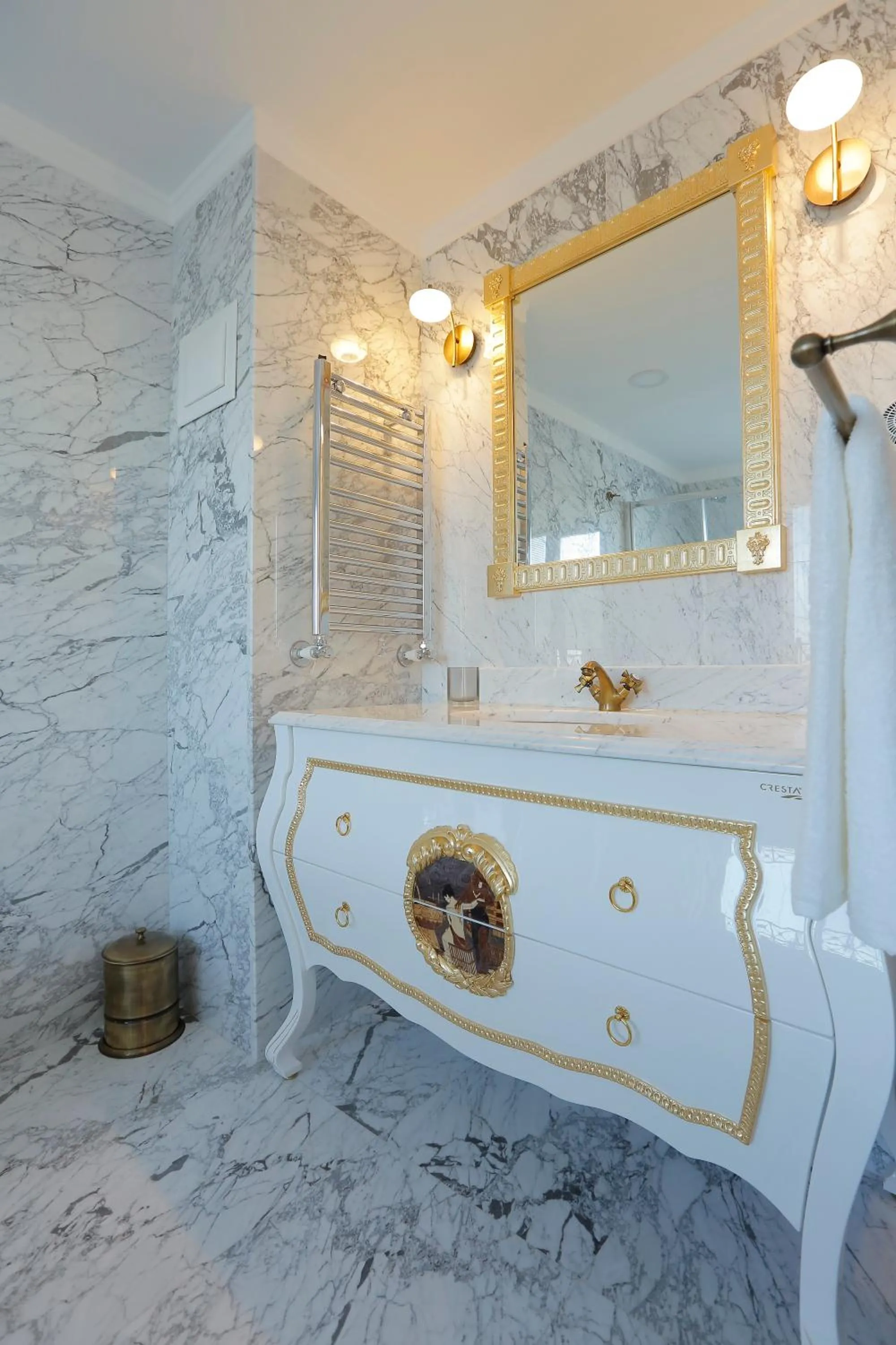 Bathroom in Art Nouveau Pera