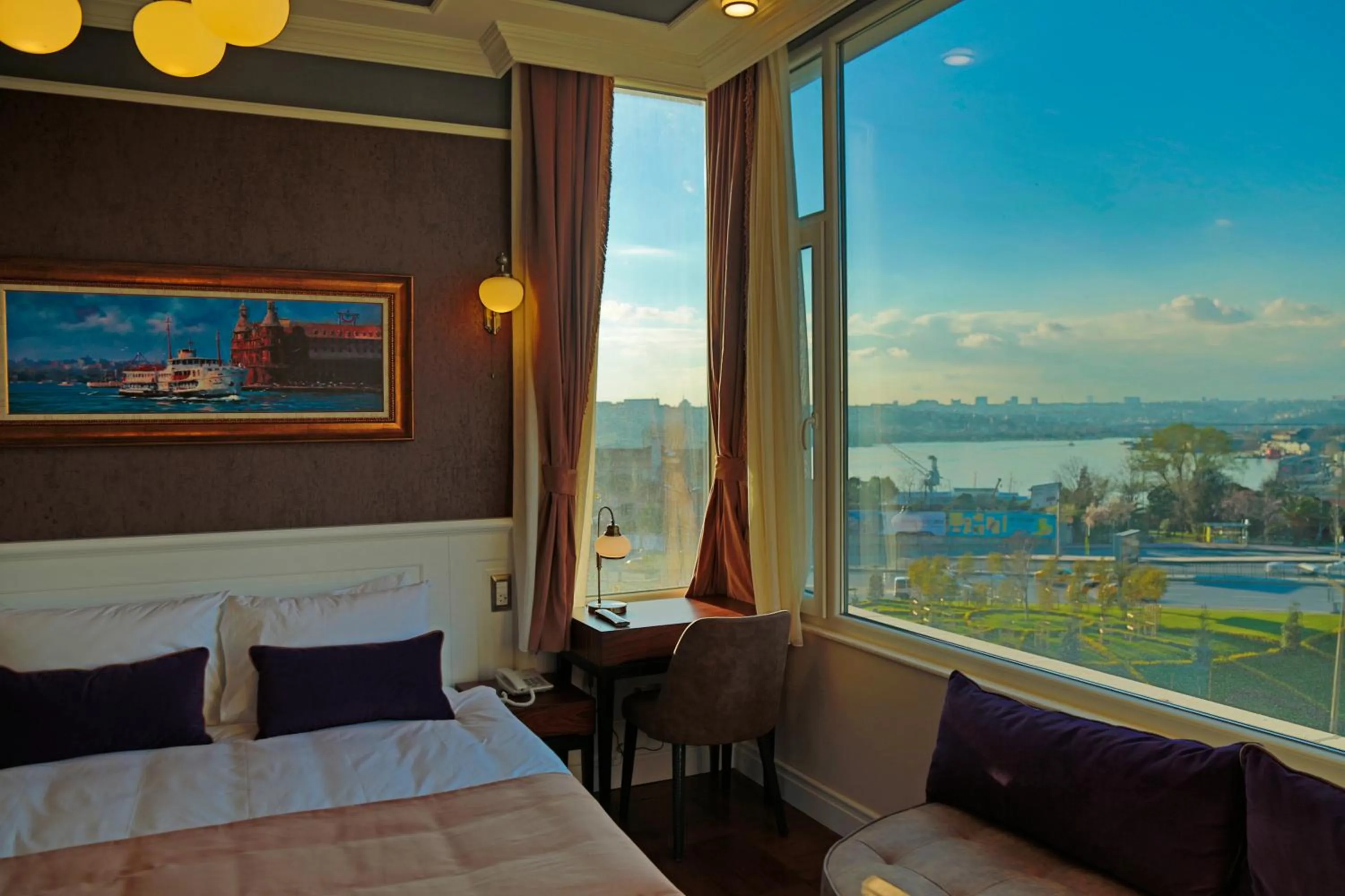 City view, Bed in Art Nouveau Pera