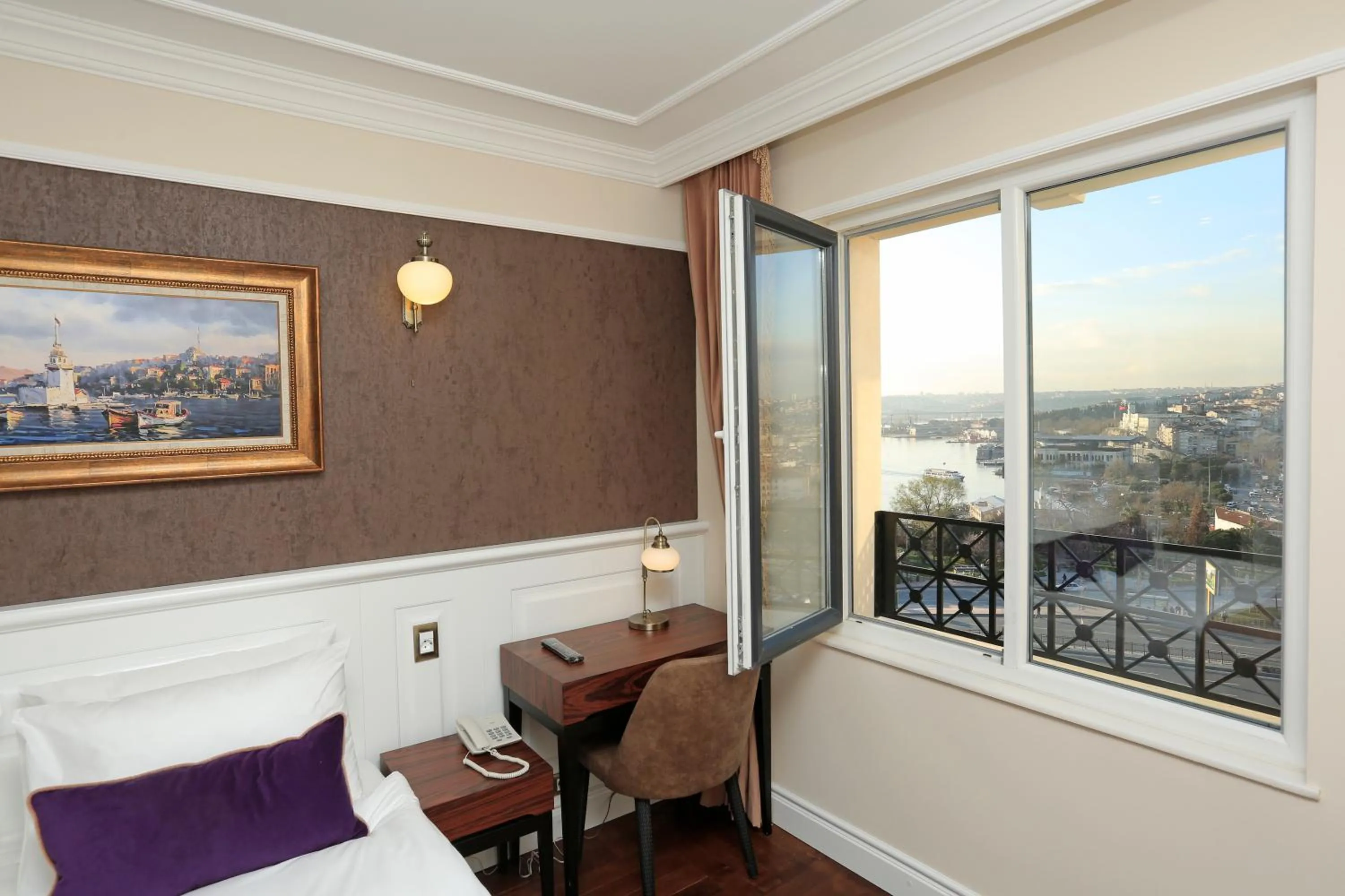 Bedroom in Art Nouveau Pera
