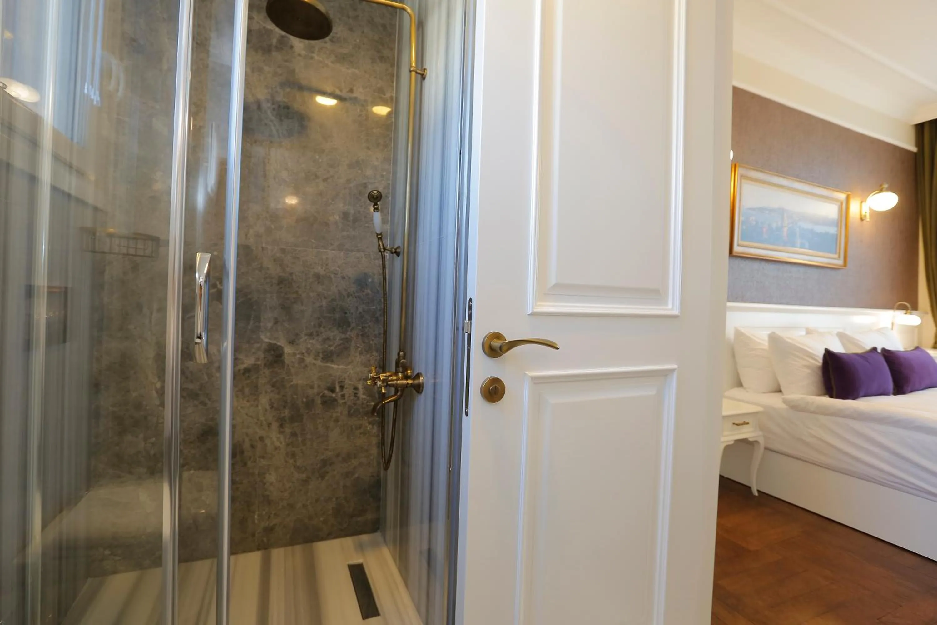 Bathroom in Art Nouveau Pera