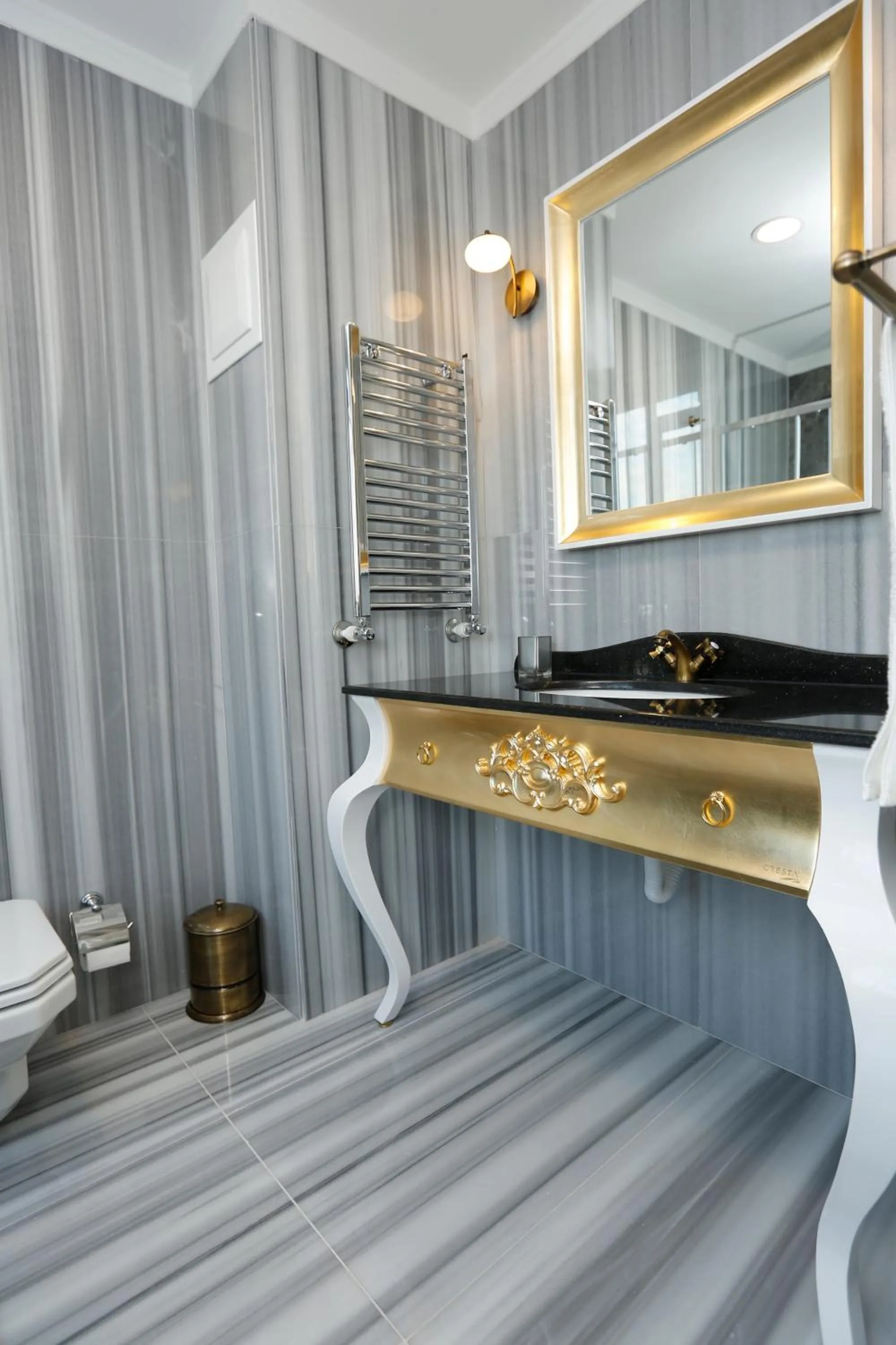 Bathroom in Art Nouveau Pera