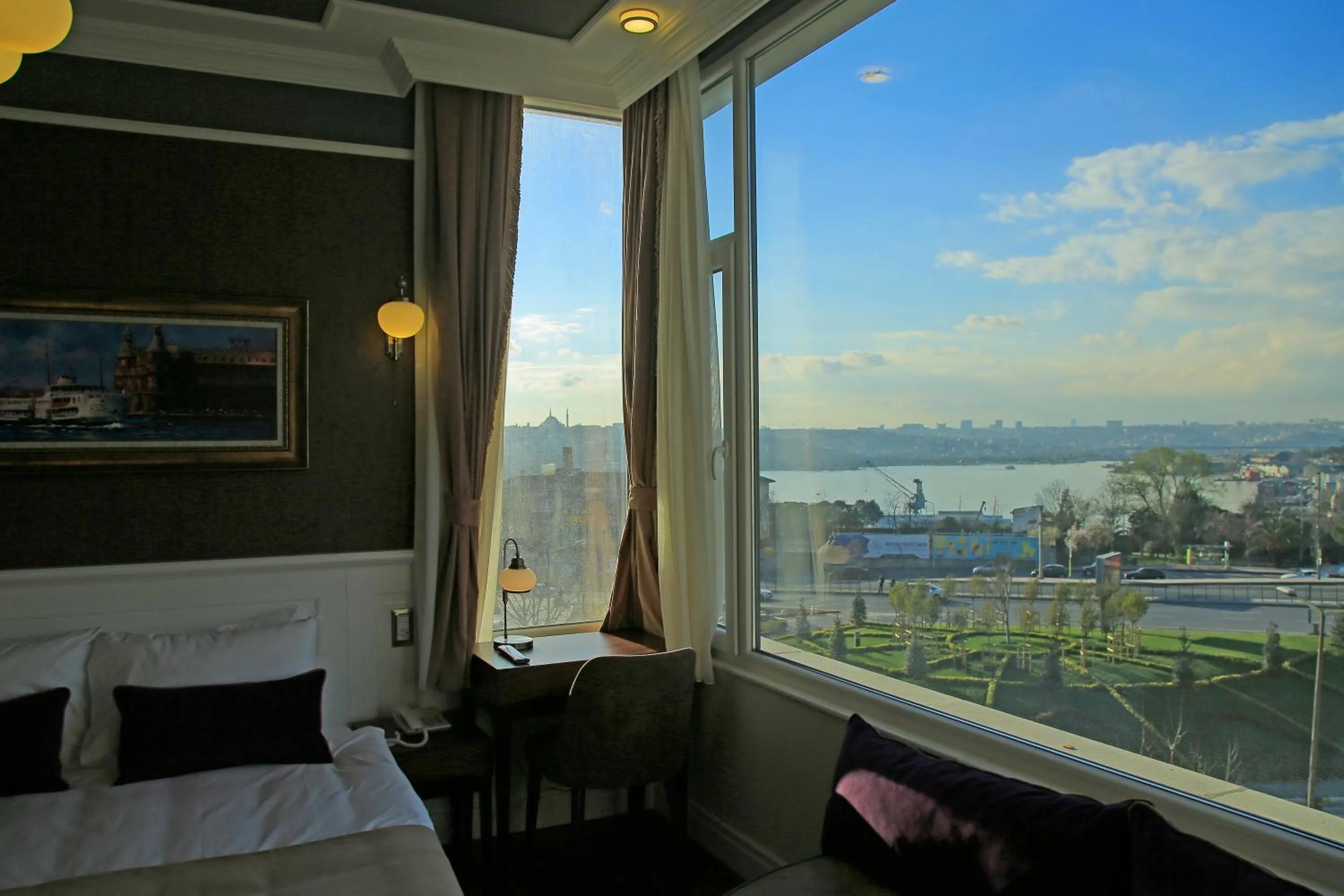 City view, Bed in Art Nouveau Pera