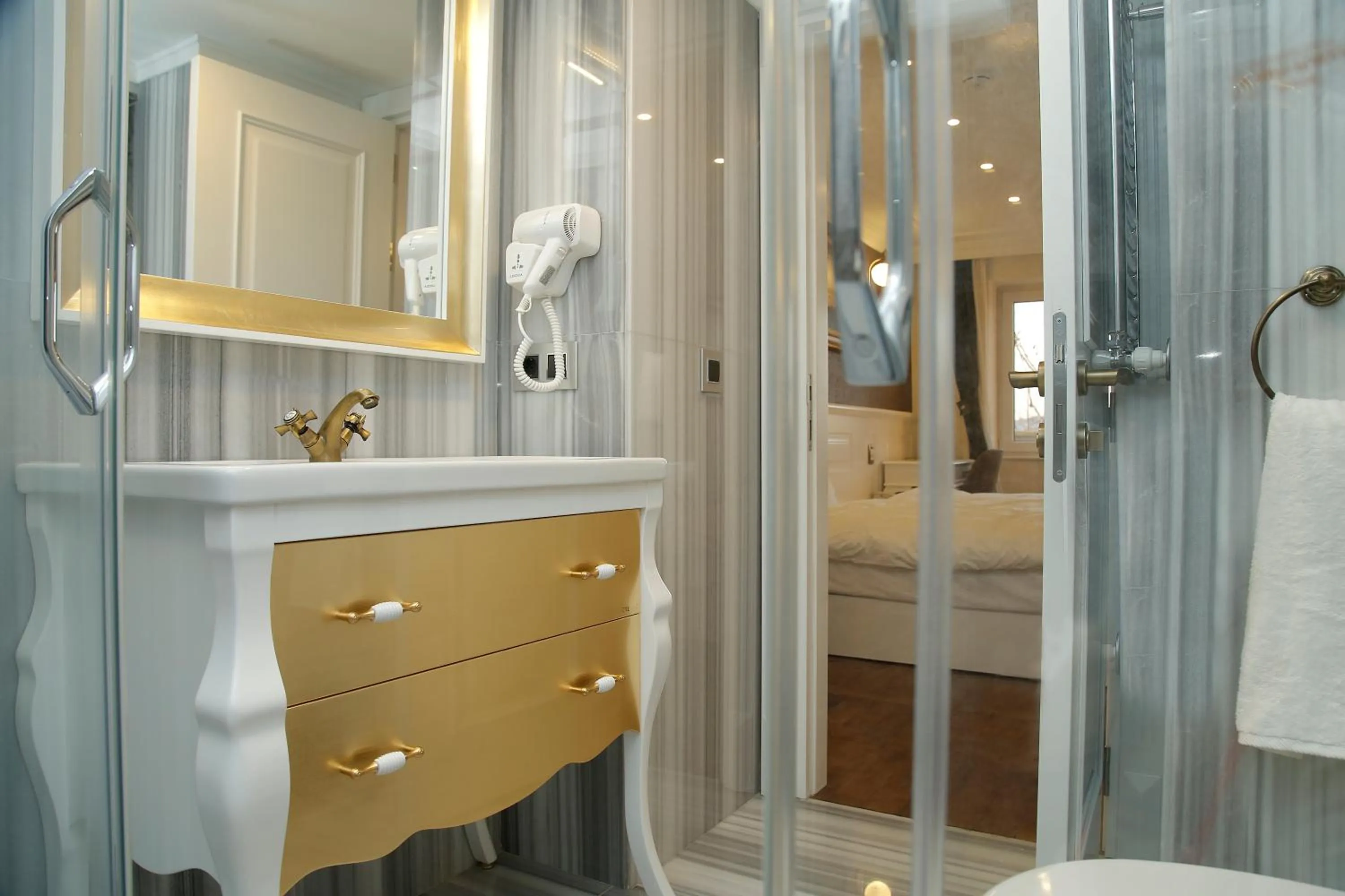 Bathroom in Art Nouveau Pera