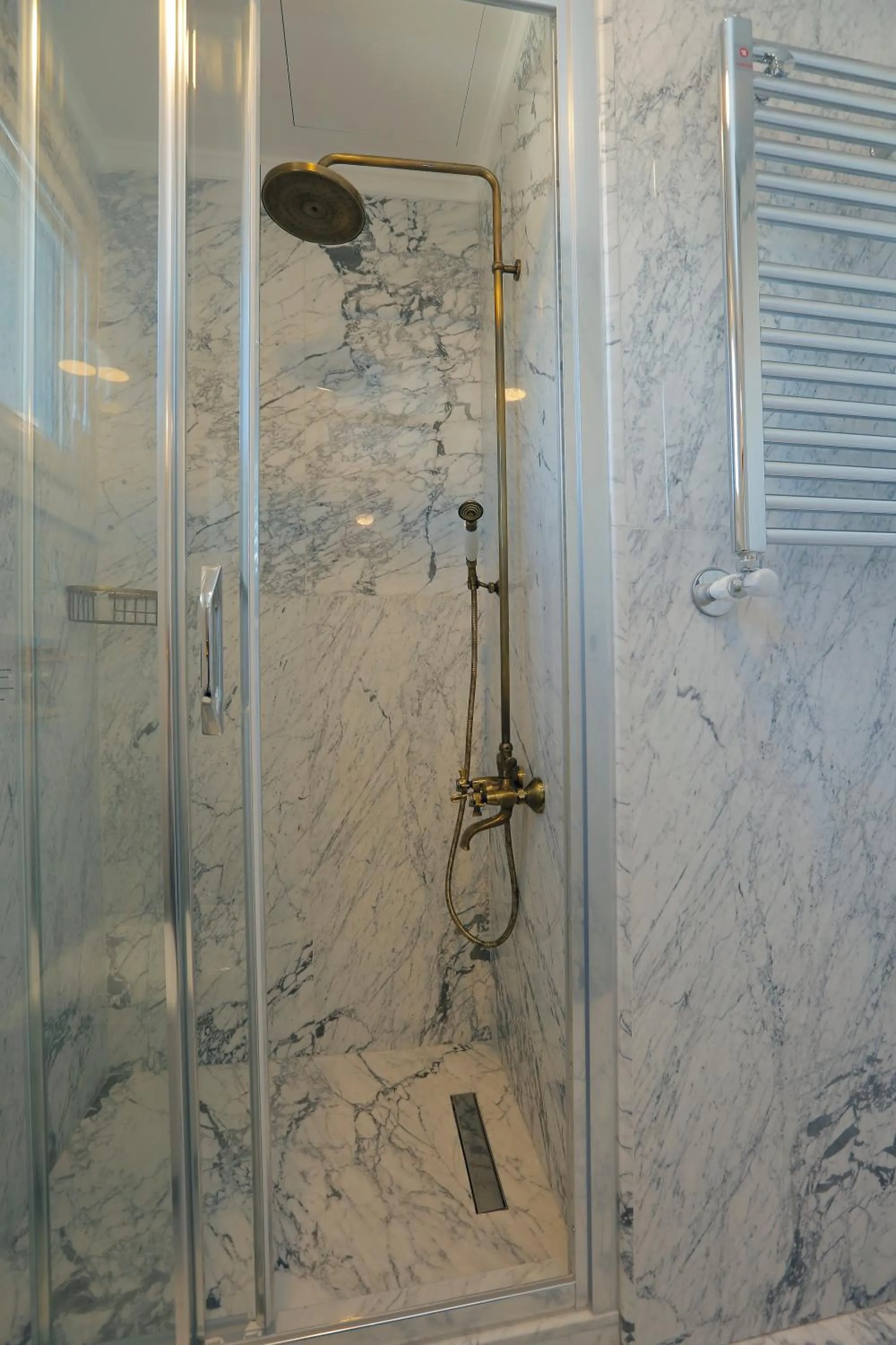 Bathroom in Art Nouveau Pera