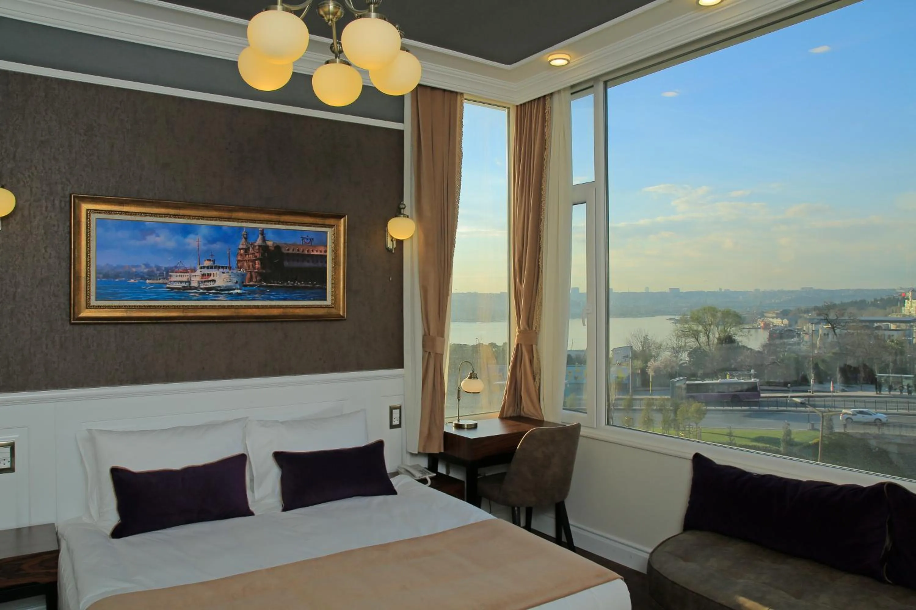 Sea view, Bed in Art Nouveau Pera