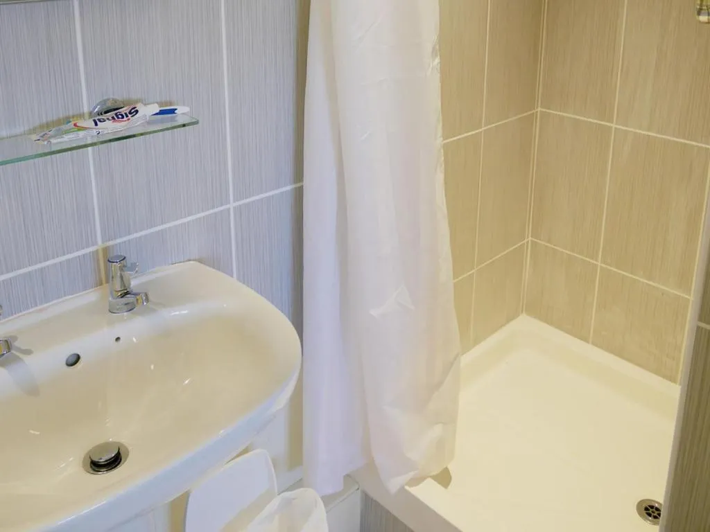 Bathroom in The Saracens Head Hotel