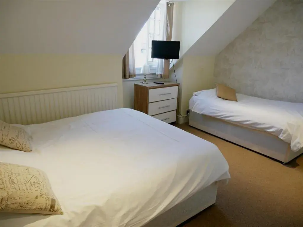 Triple Room in The Saracens Head Hotel Triple Room in The Saracens Head Hotel