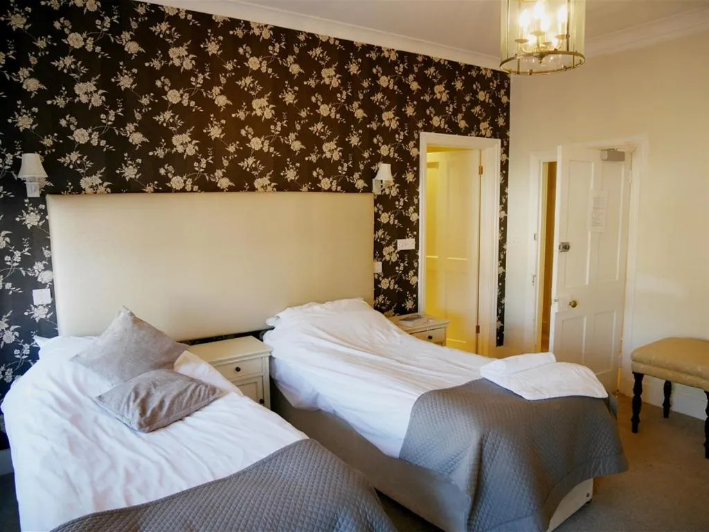 Bedroom, Bed in The Saracens Head Hotel