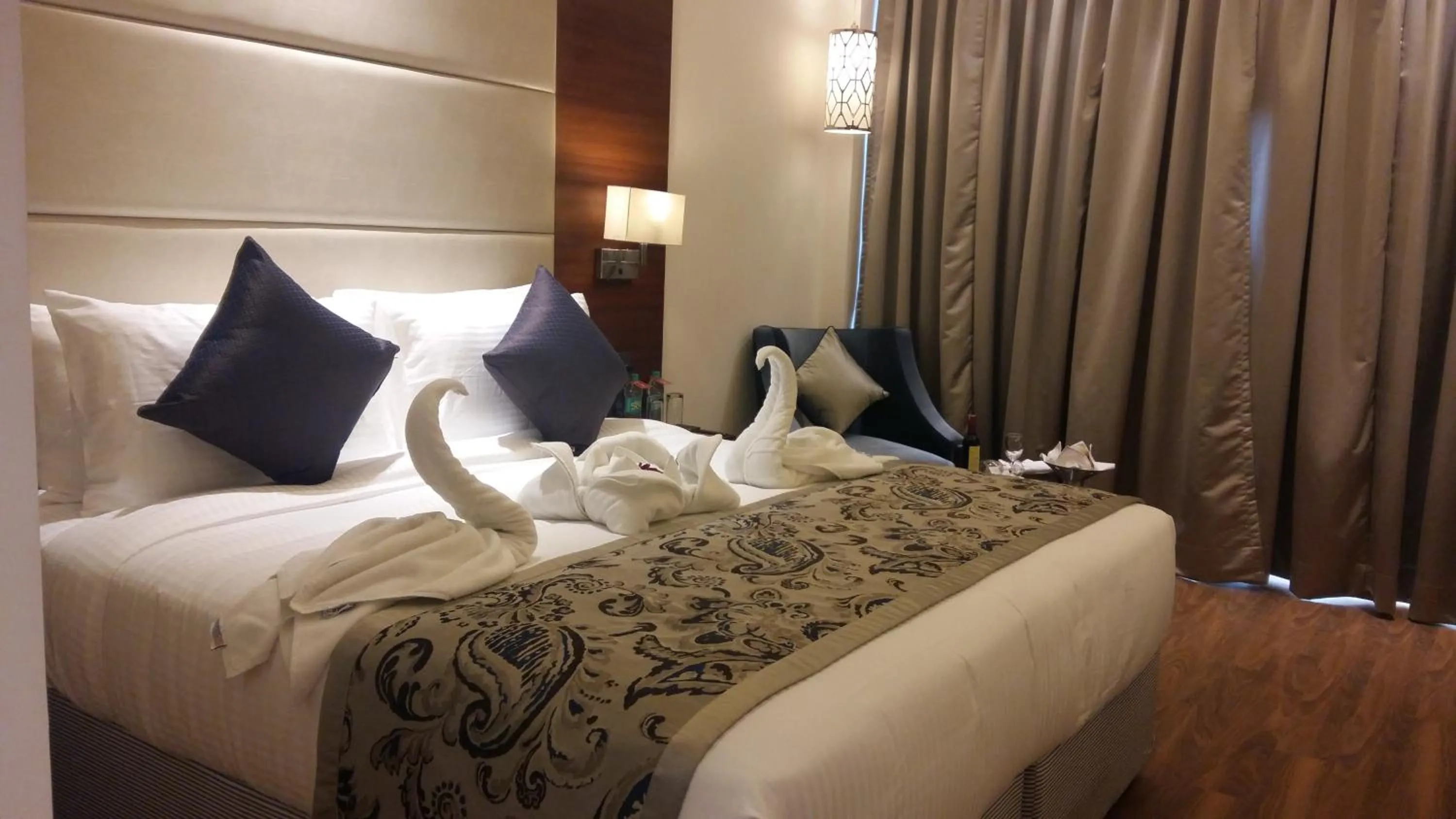 Photo of the whole room, Bed in The P L Palace Agra