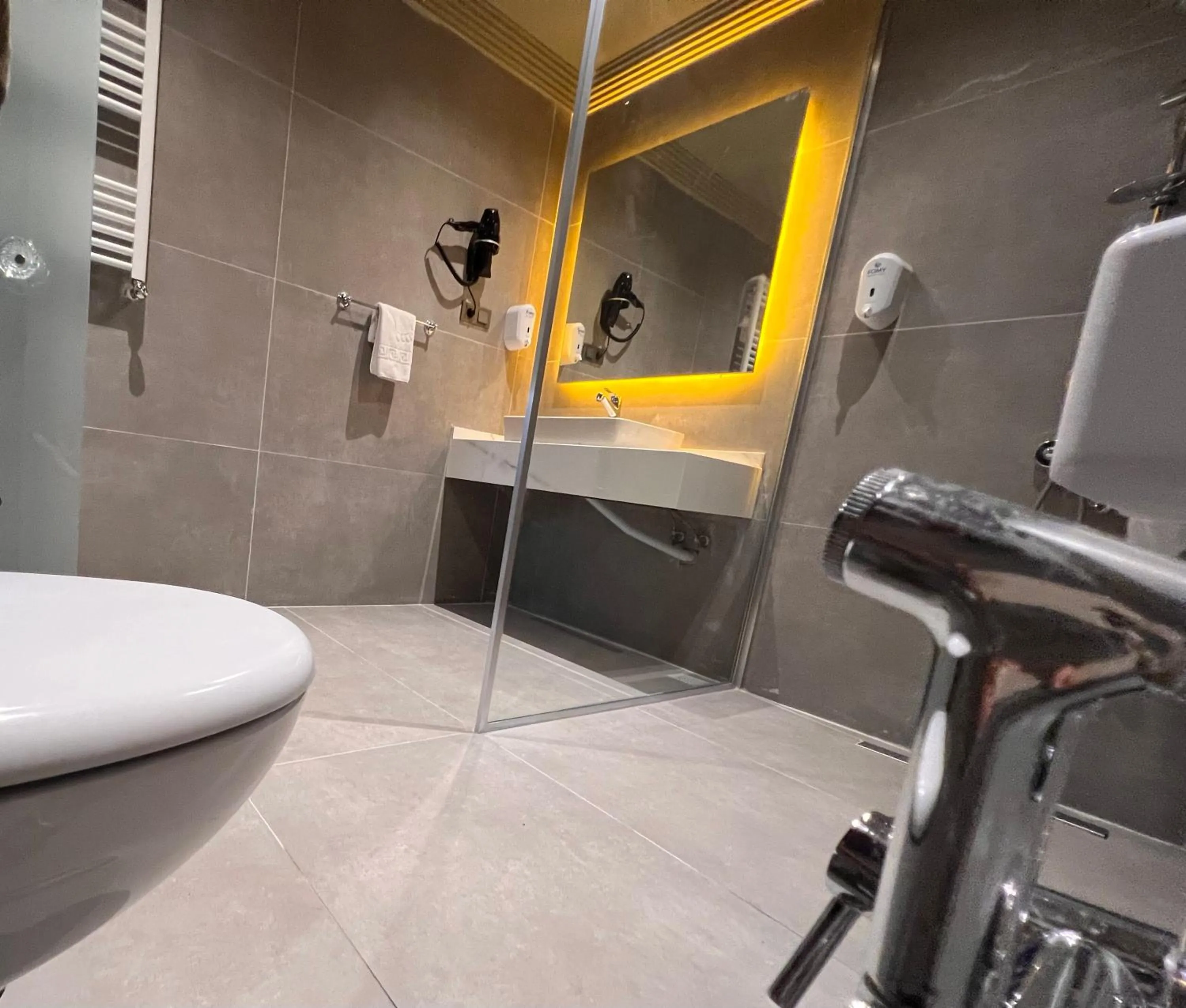 Shower in REAL KiNG RESiDANCE