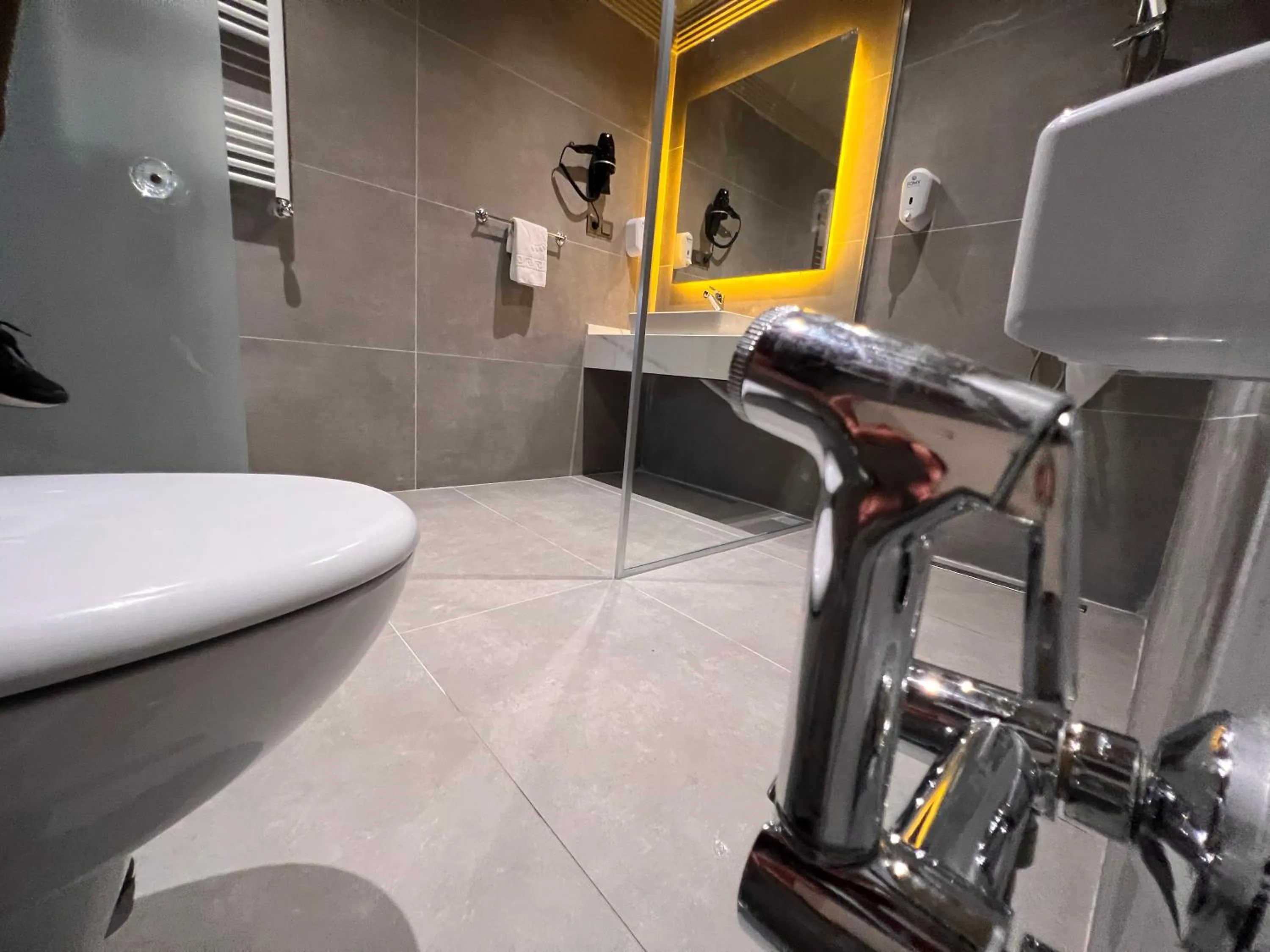 Shower in REAL KiNG RESiDANCE