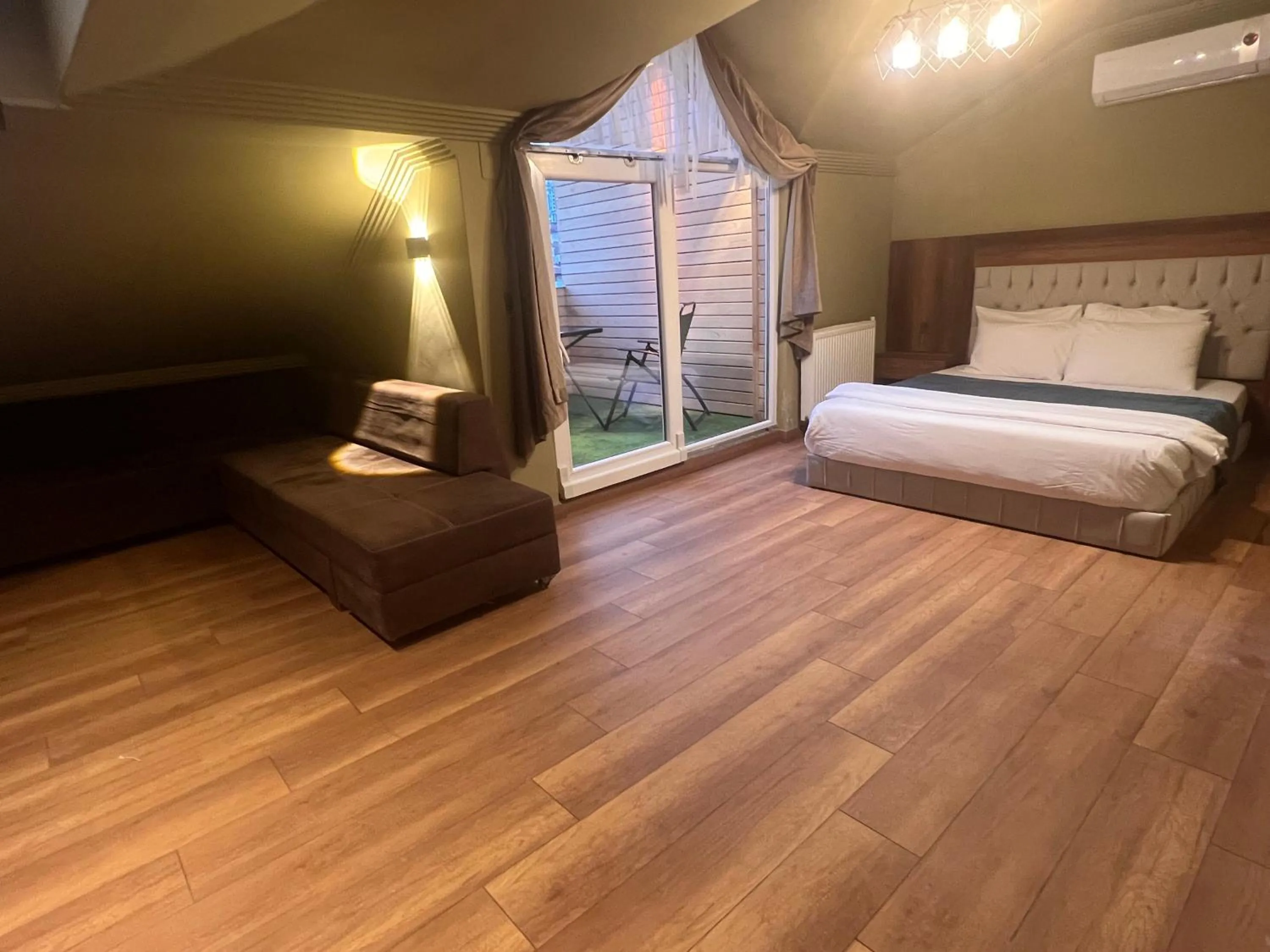 Photo of the whole room in REAL KiNG RESiDANCE