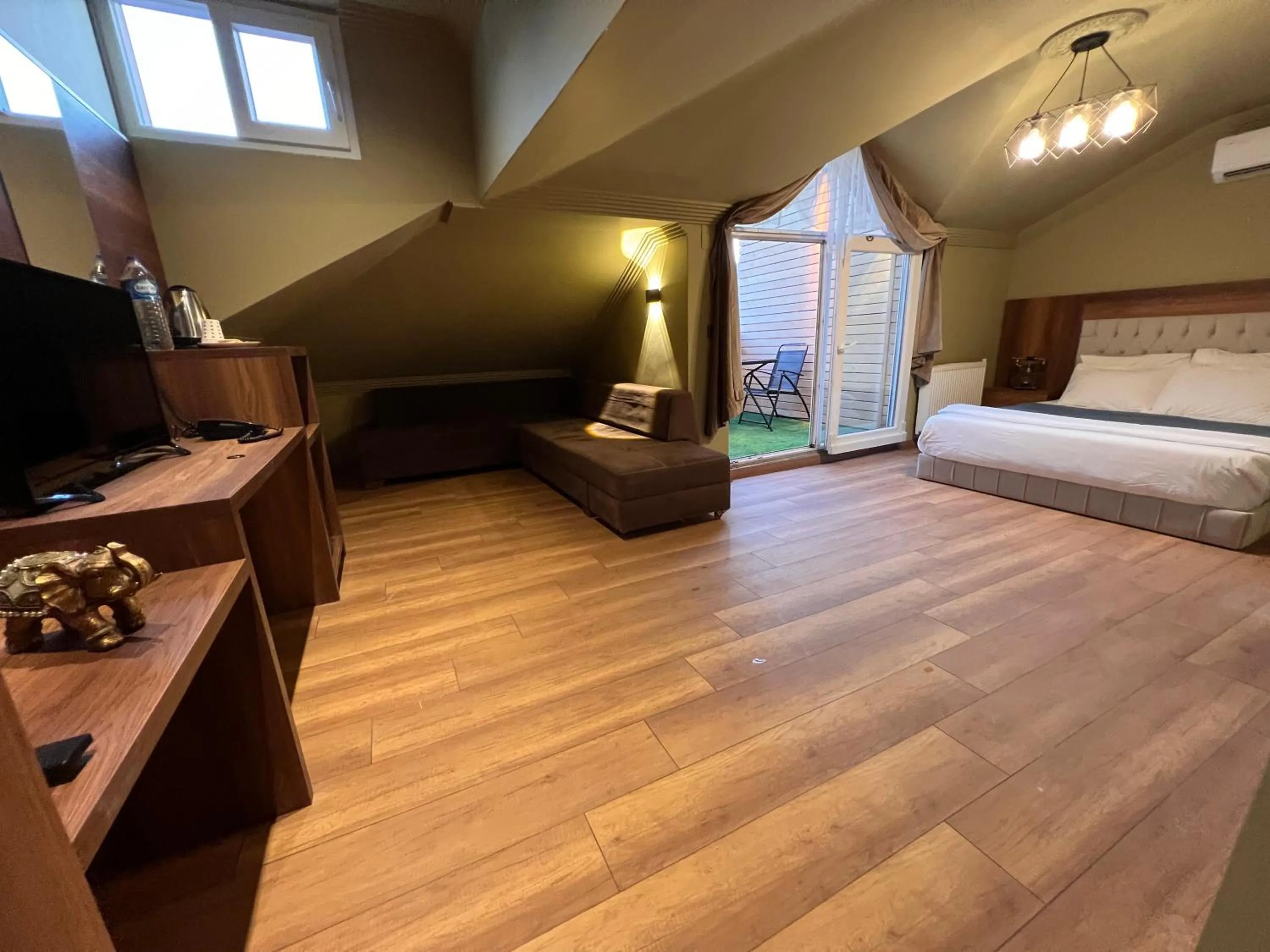 Photo of the whole room in REAL KiNG RESiDANCE