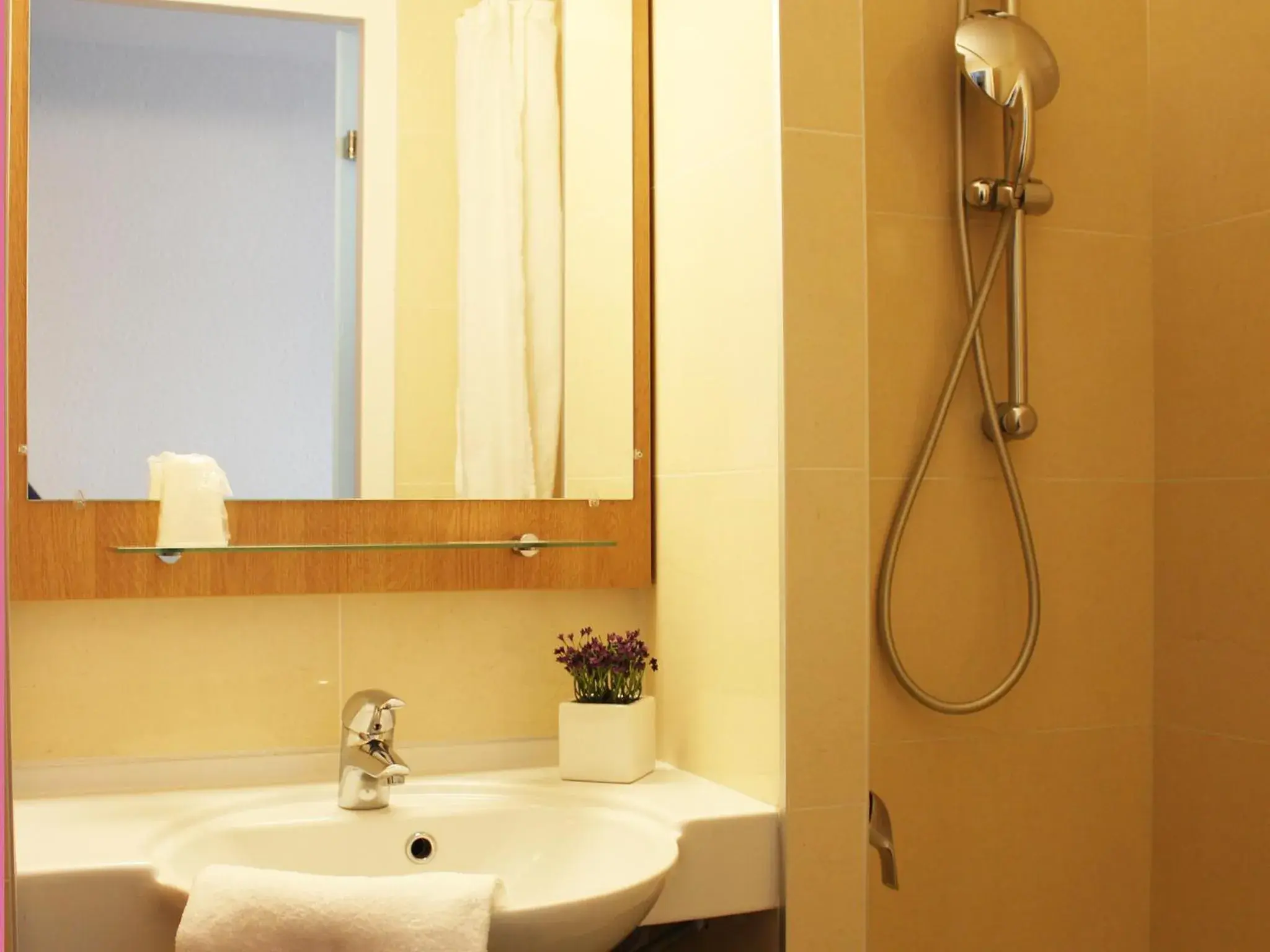 Basic Triple Room in B&B HOTEL La Rochelle Centre Basic Triple Room in B&B HOTEL La Rochelle Centre