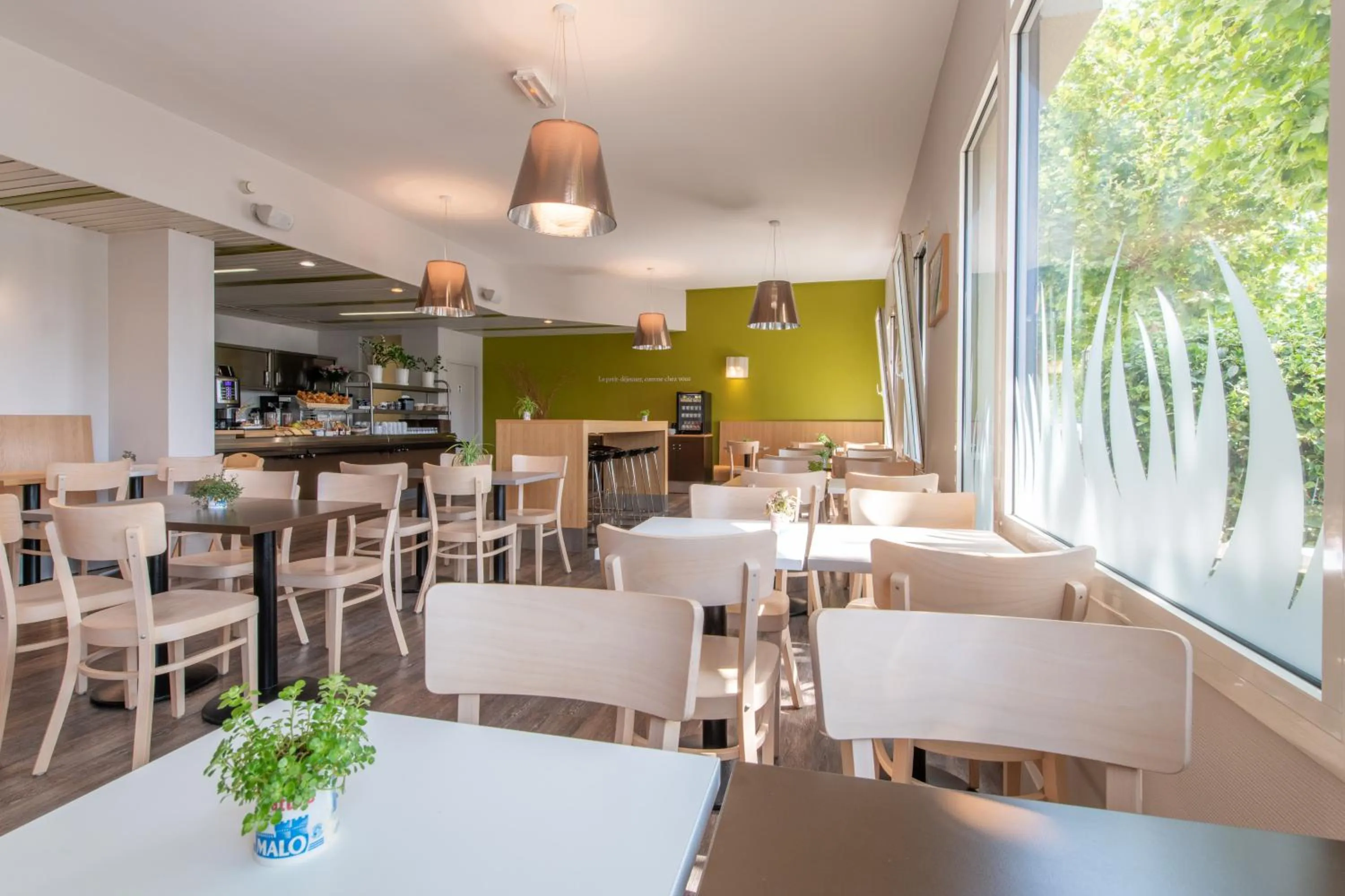 Restaurant/places to eat in B&B HOTEL La Rochelle Centre