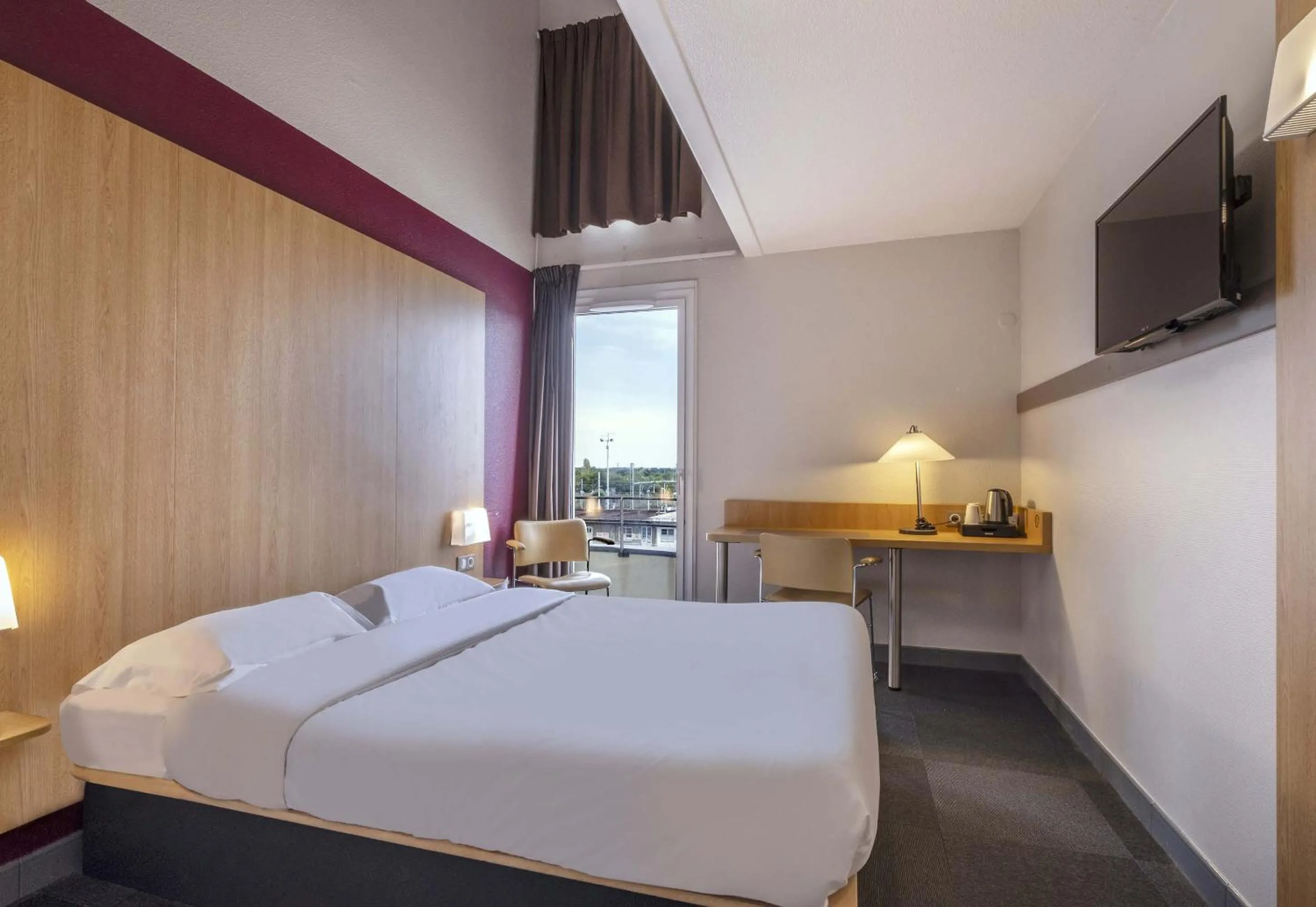 Bedroom, Bed in B&B HOTEL La Rochelle Centre