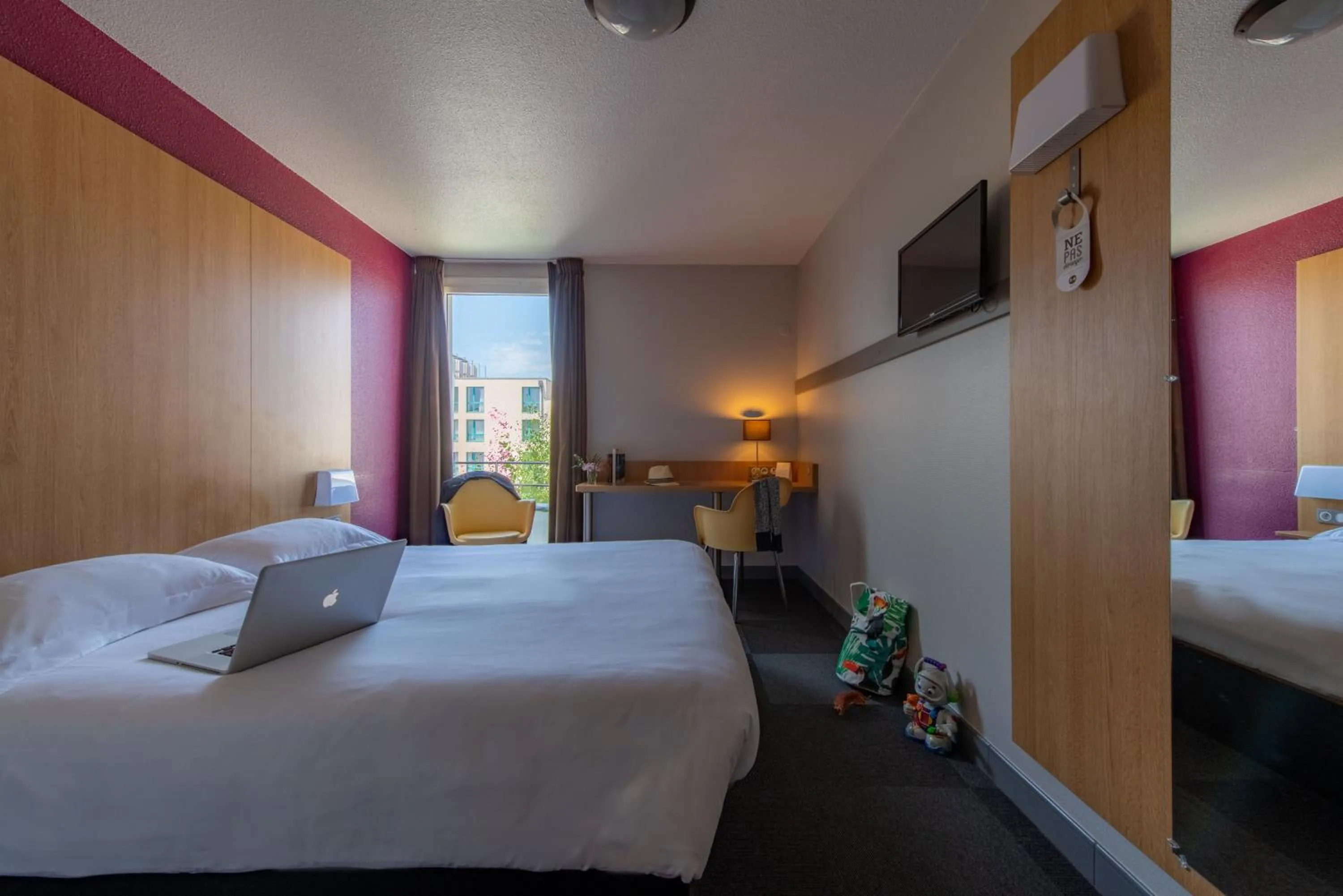 Property building, Bed in B&B HOTEL La Rochelle Centre