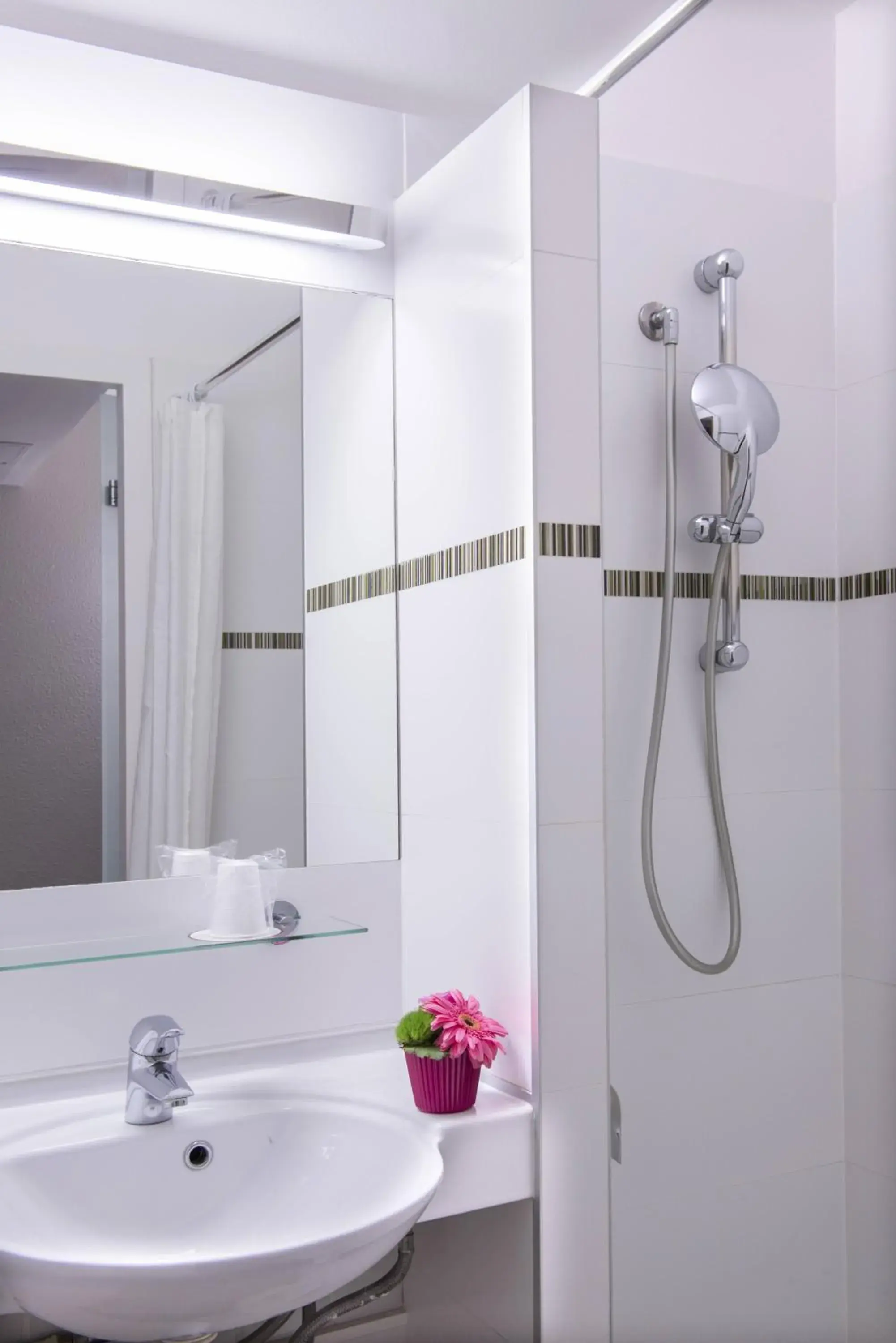 Classic Quadruple Room in B&B HOTEL La Rochelle Centre Classic Quadruple Room in B&B HOTEL La Rochelle Centre