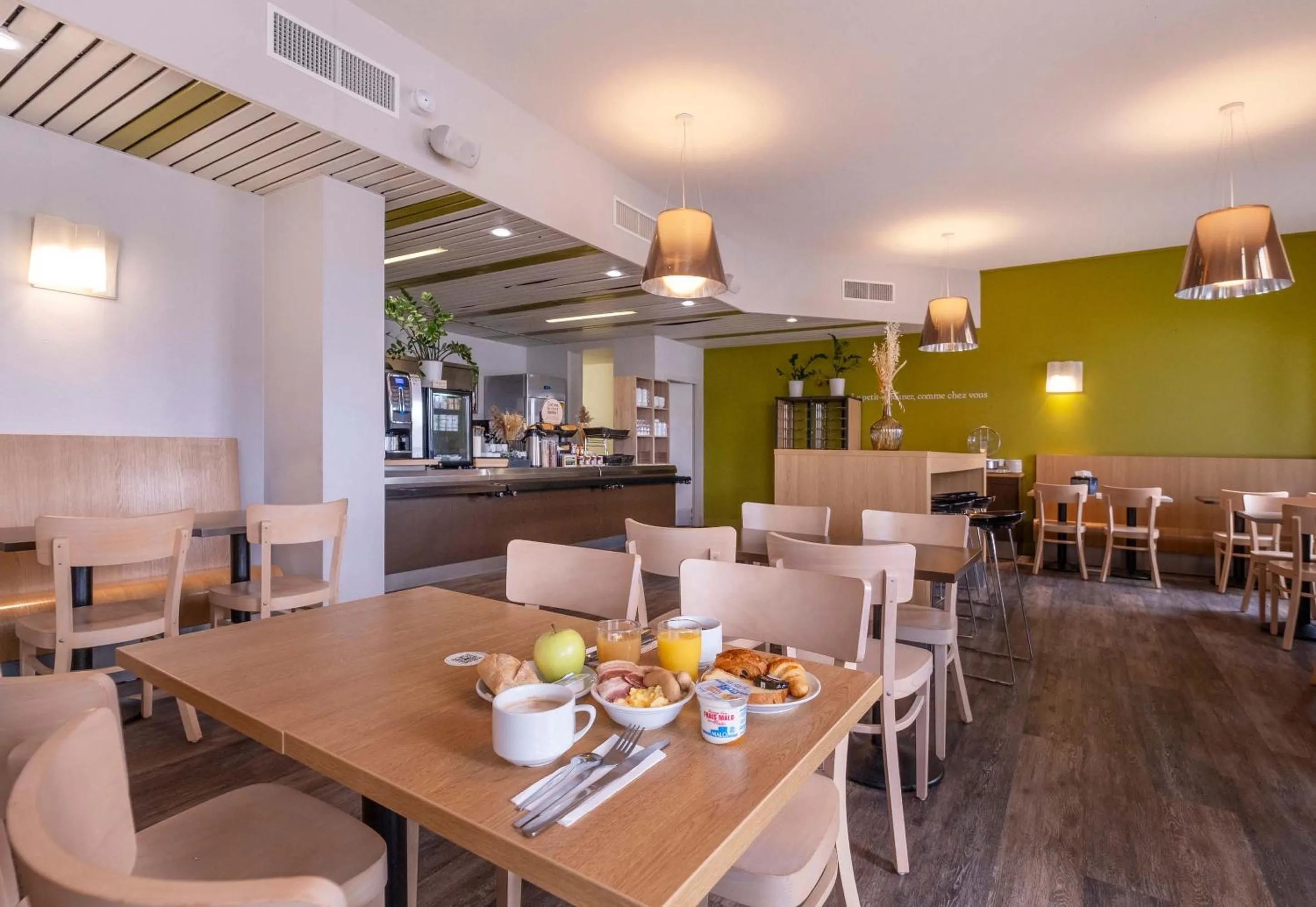 Restaurant/places to eat in B&B HOTEL La Rochelle Centre