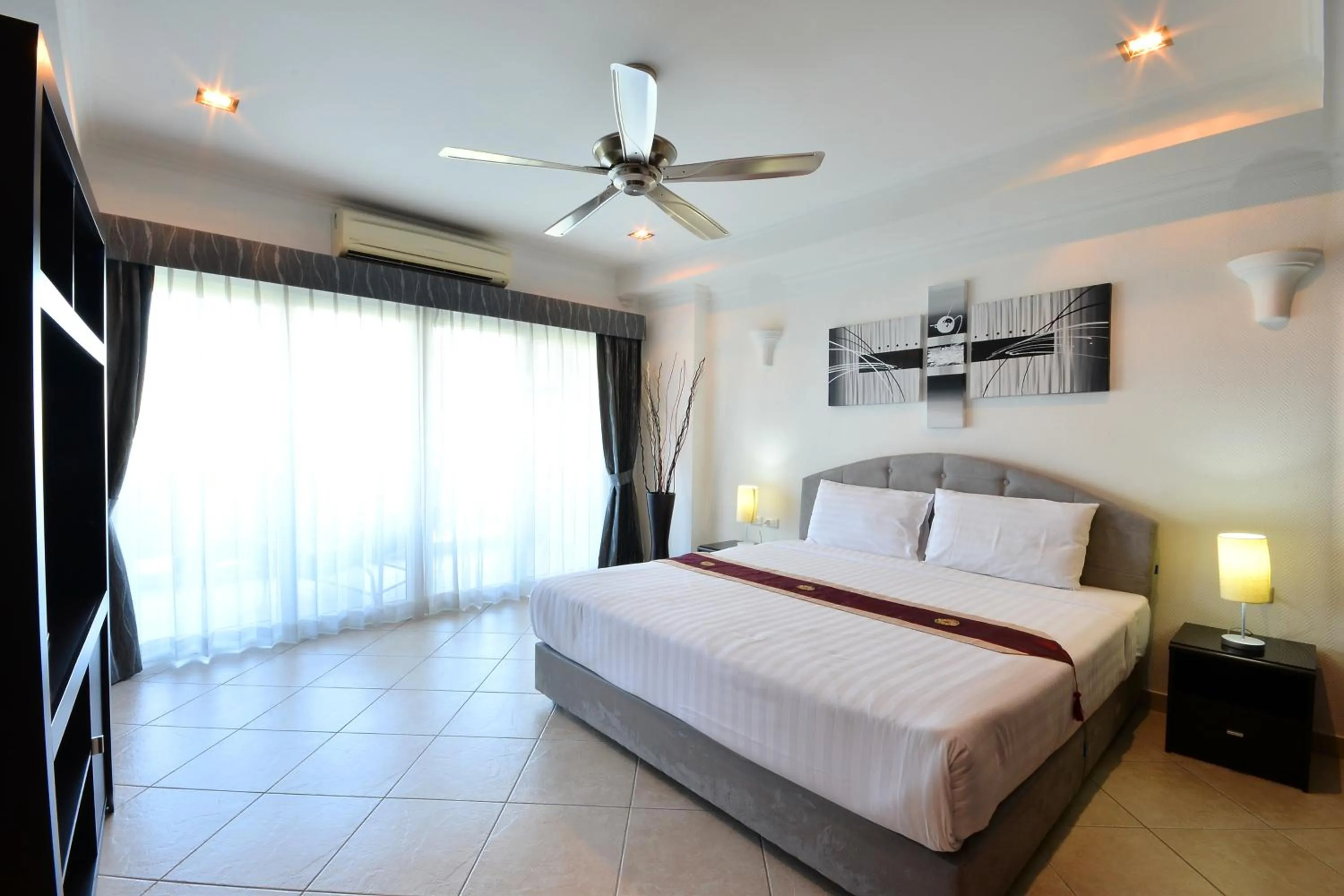 Photo of the whole room, Bed in View Talay Residence 6 Wongamat Beach