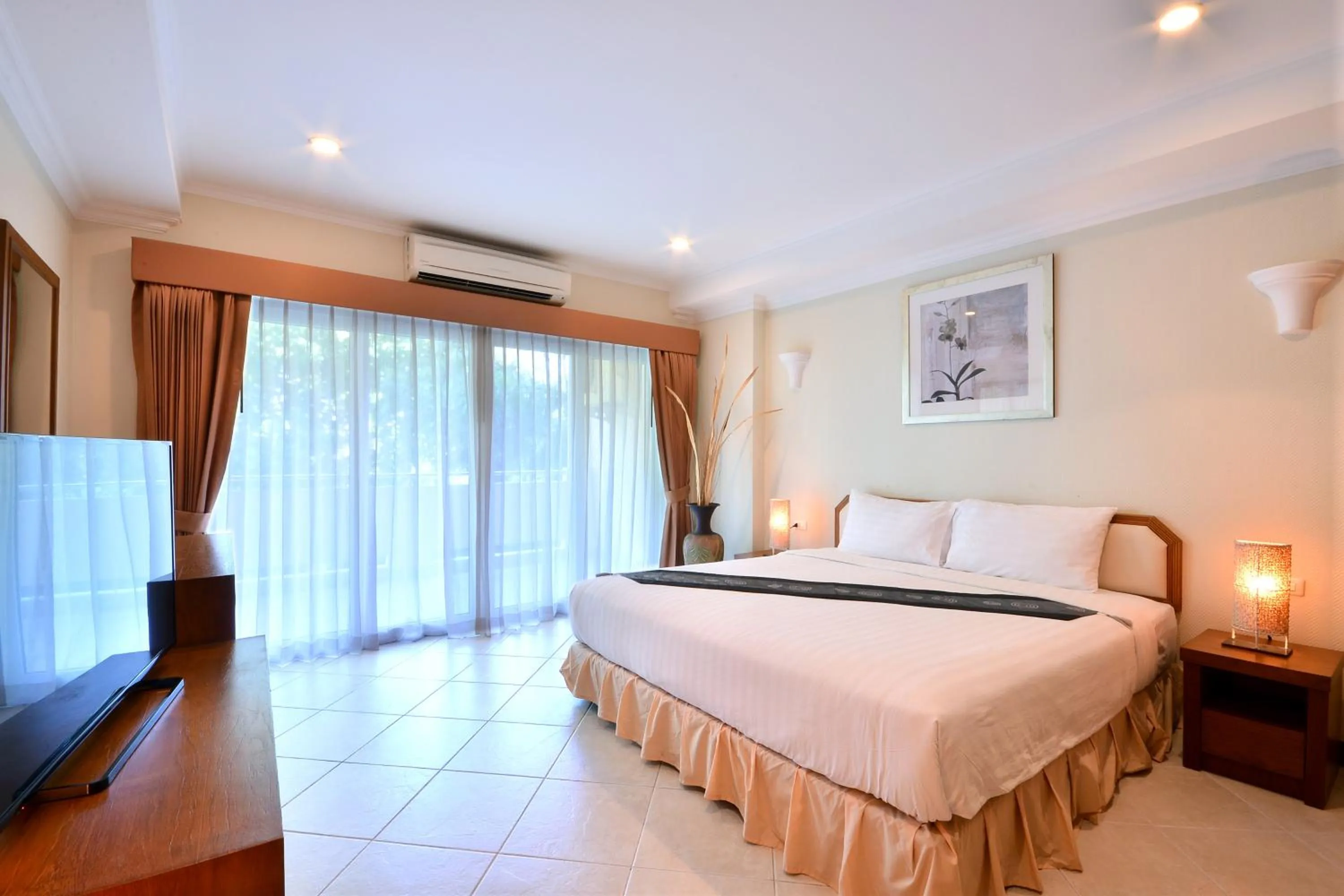 Photo of the whole room, Bed in View Talay Residence 6 Wongamat Beach