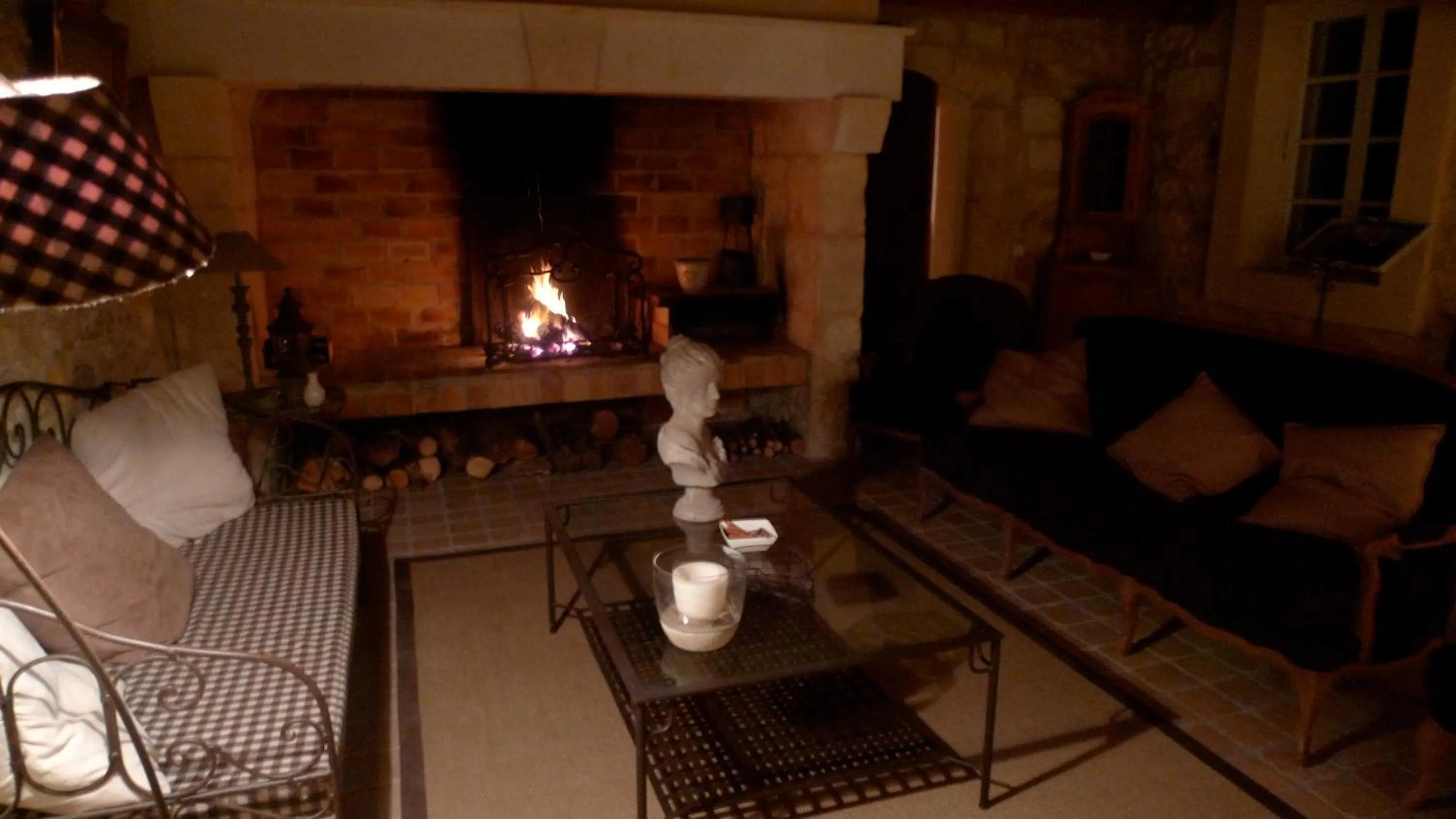 Communal lounge/ TV room in Chambres d'hôtes Mas Petit Prince