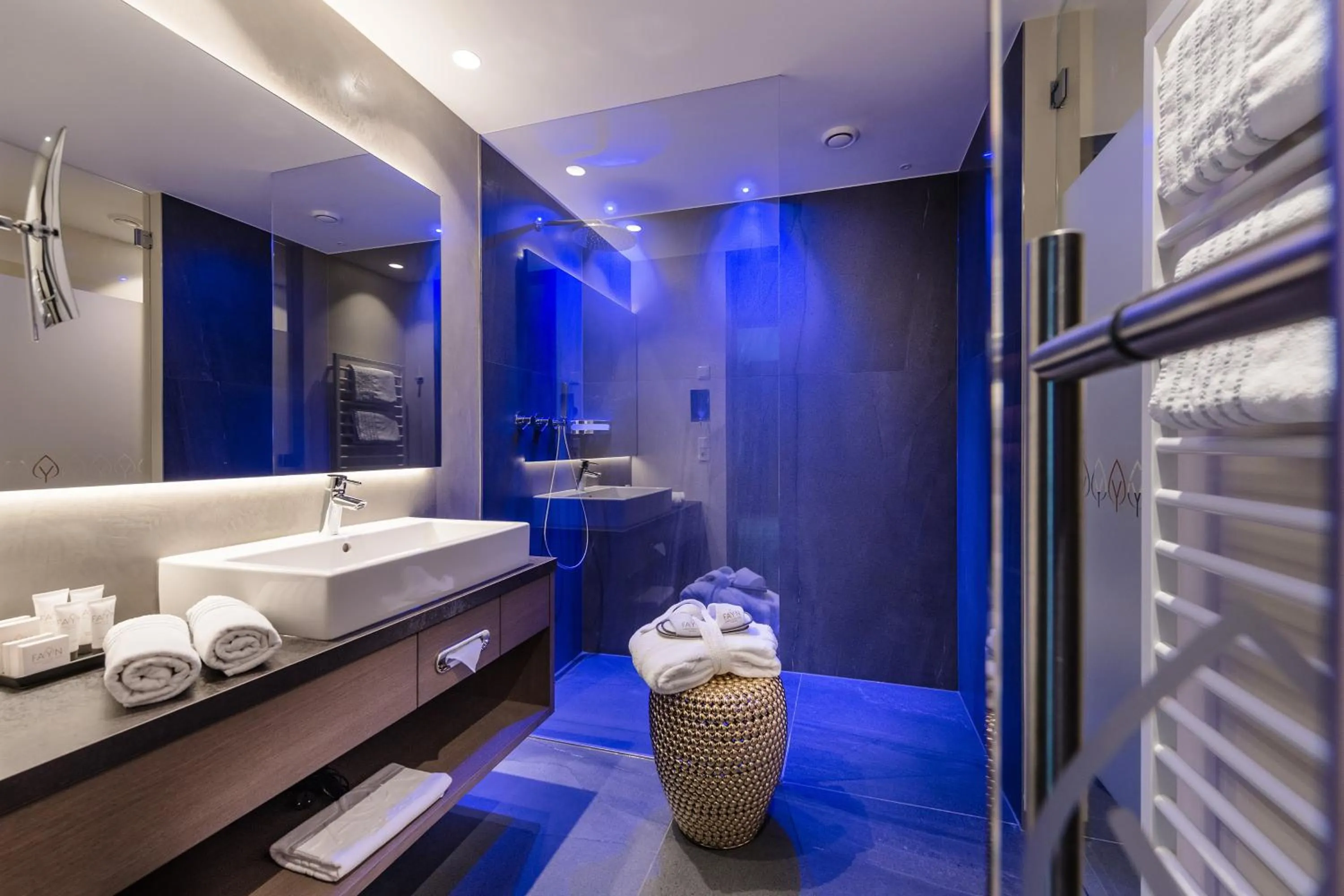 Shower in FAYN garden retreat hotel