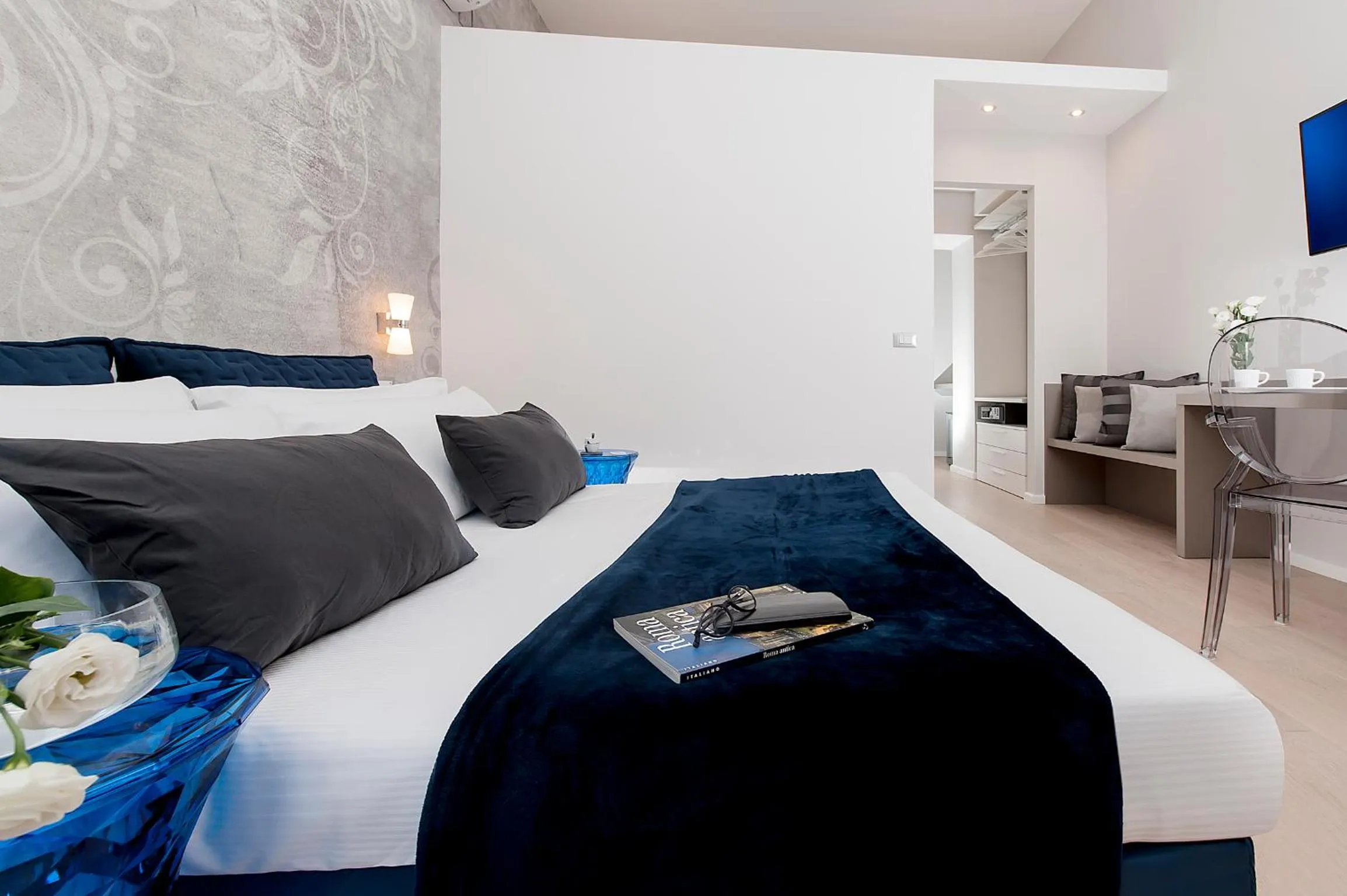 Photo of the whole room, Bed in Colosseum Corner