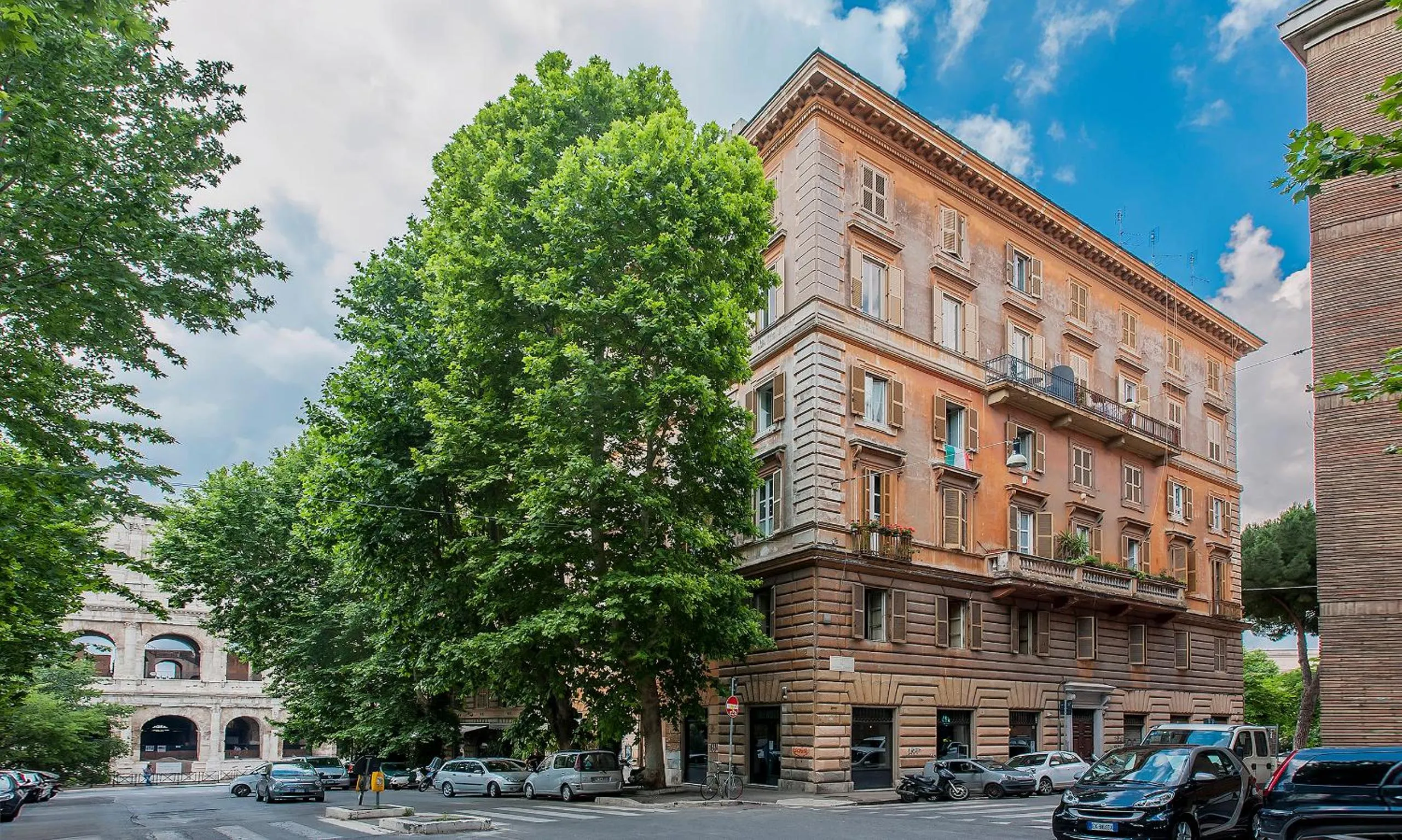 Facade/entrance in Colosseum Corner