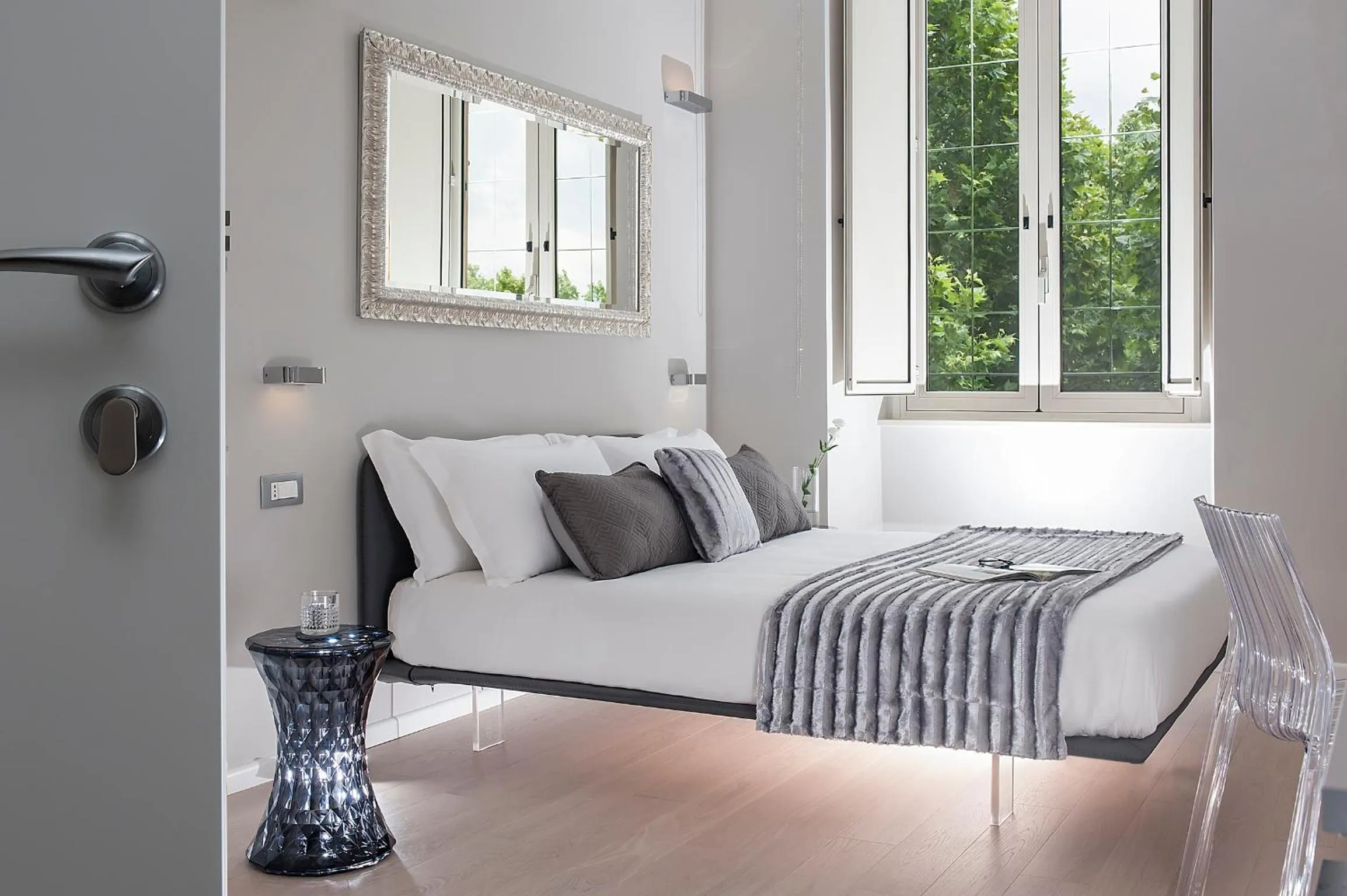 Photo of the whole room in Colosseum Corner