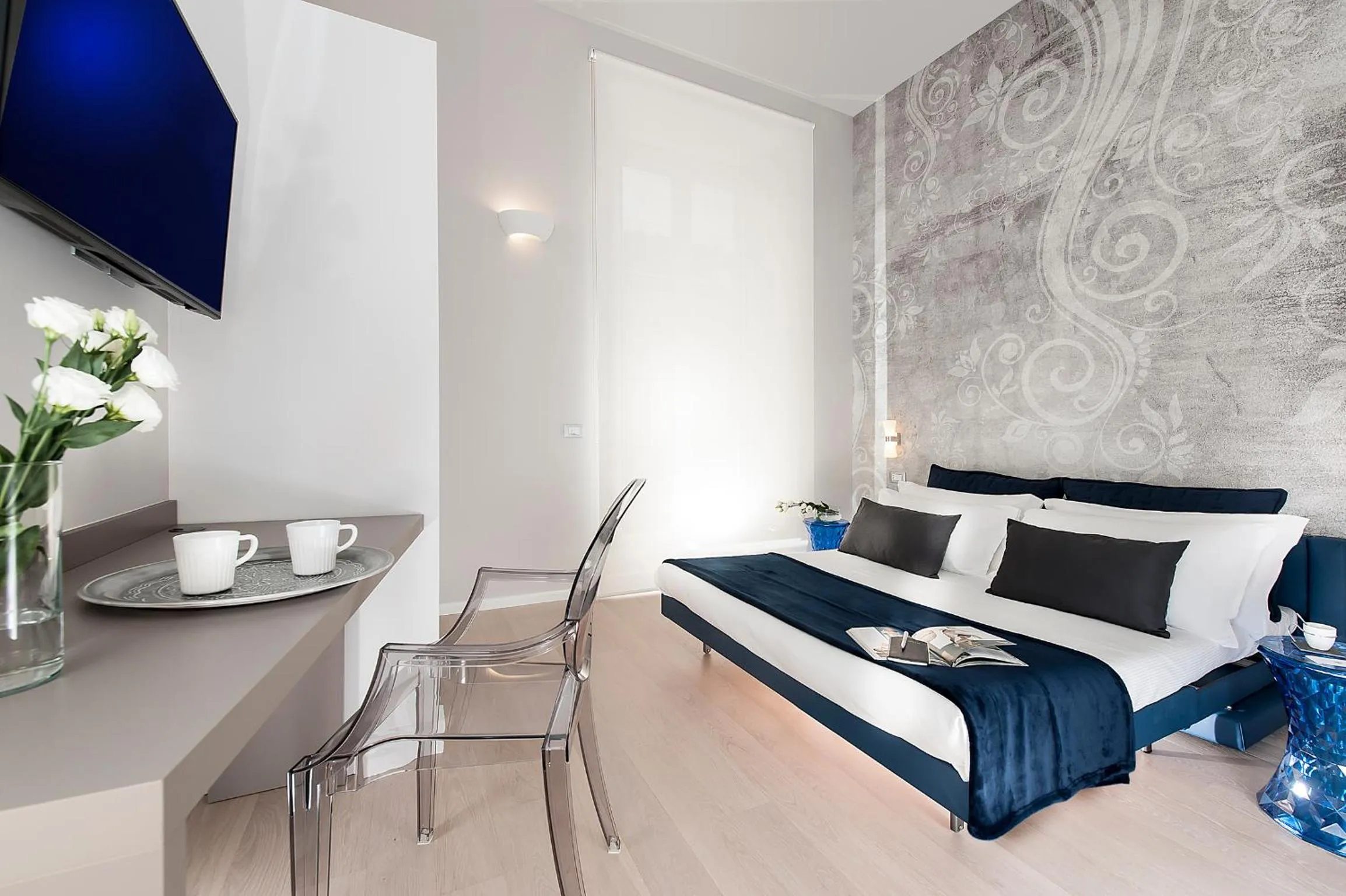 Photo of the whole room, Bed in Colosseum Corner