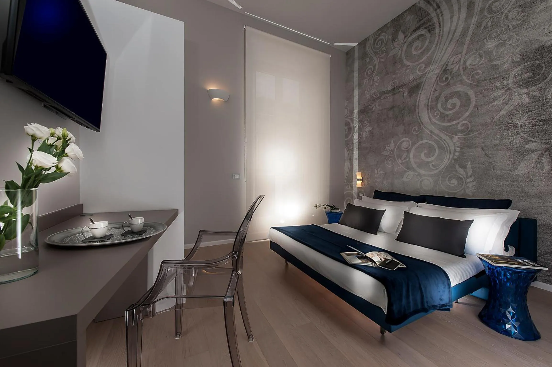 Photo of the whole room, Bed in Colosseum Corner